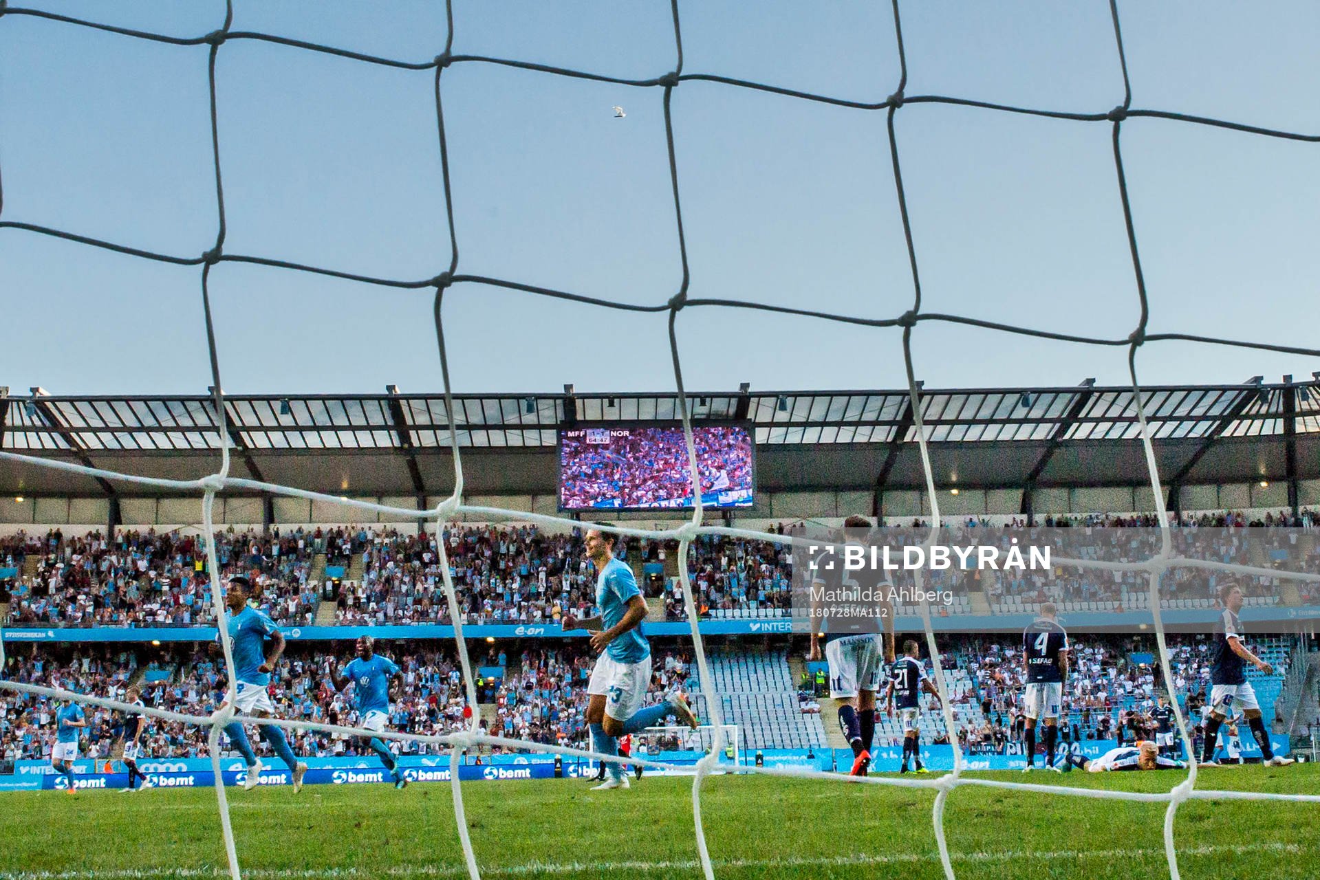 Malmö FFs spelare jublar samtidigt som Norrköpings