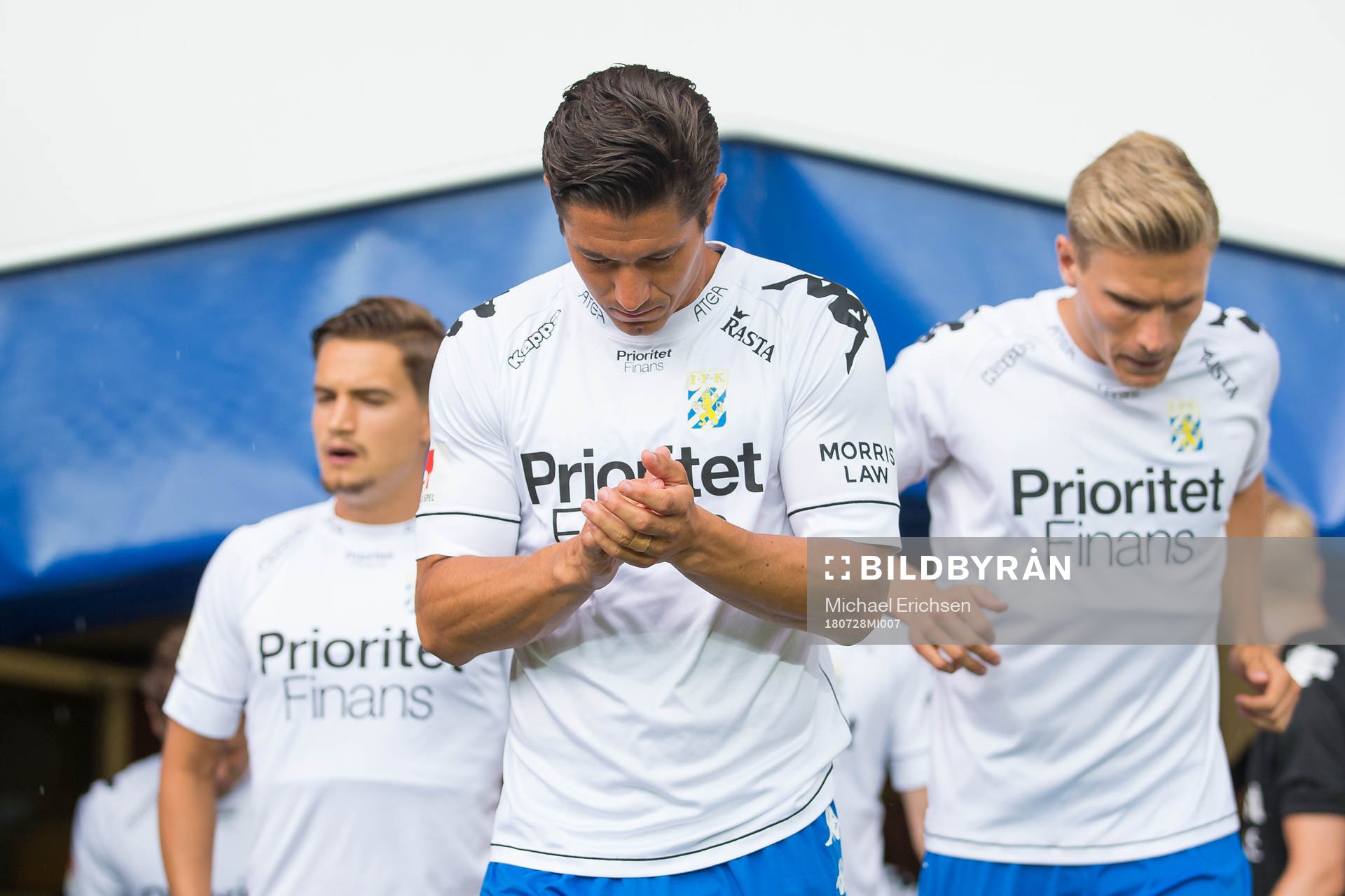 IFK Göteborgs David Boo Wiklander på väg ut för att