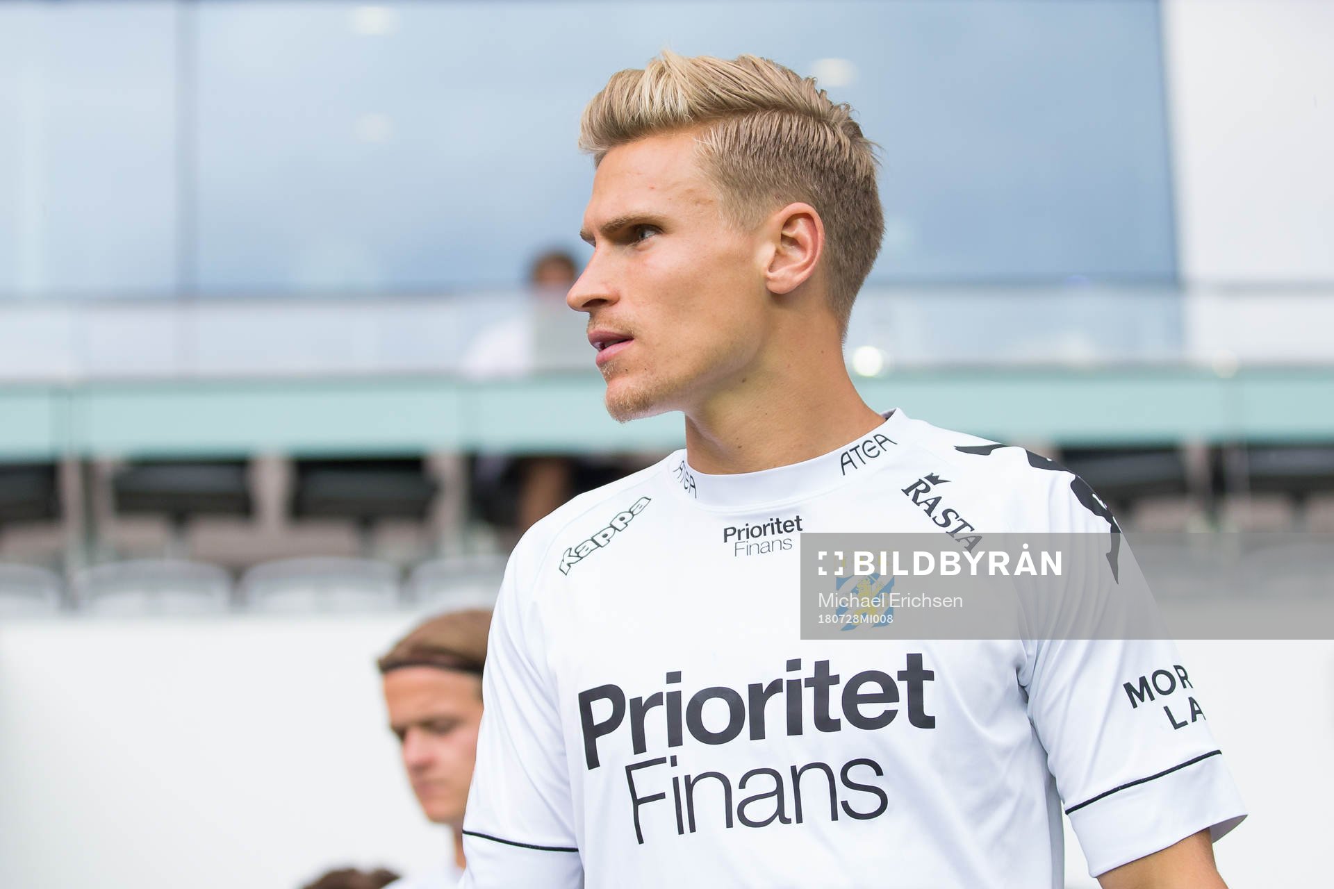 IFK Göteborgs Carl Starfelt på väg ut för att värma