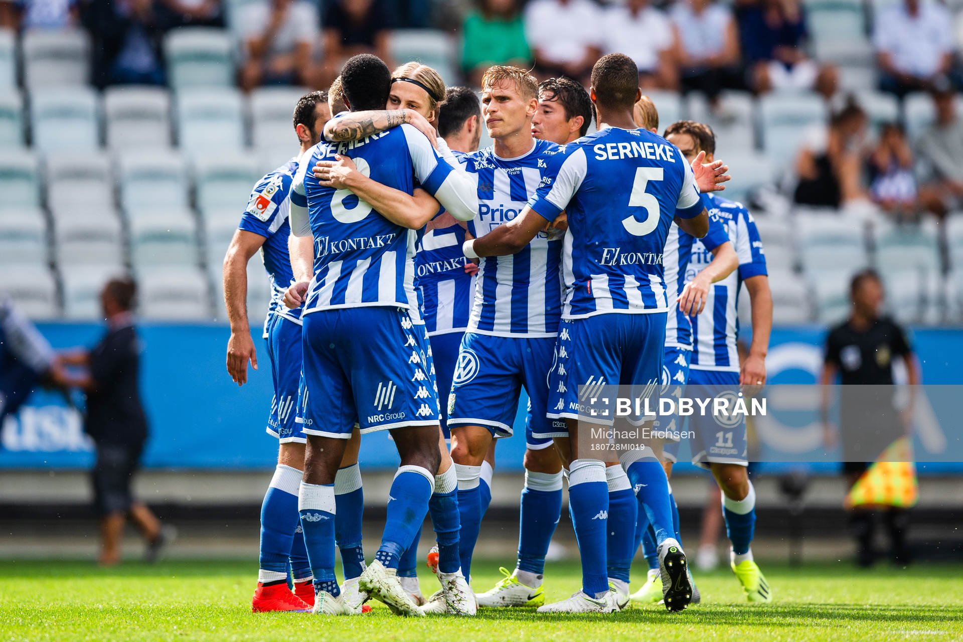 IFK Göteborgs Elias Mar Omarsson kramar om Vajebah Kaliefah Sakor och jublar med lagkamrater efter att han gjort 1-0-målet under fotbollsmatchen i allsvenskan mellan IFK Göteborg och Brommapojkarna den 28 juli 2018 i Göteborg.