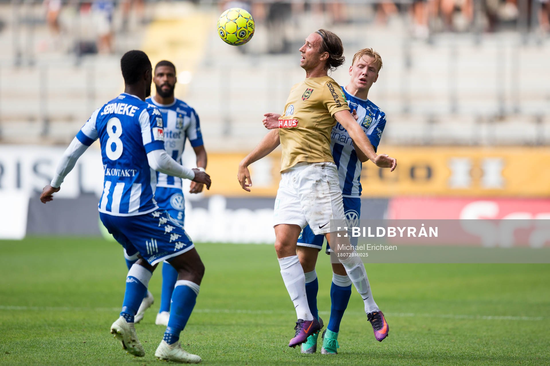 Brommapojkarnas Daniel Svensson i kamp med IFK Göteborgs Billy Nordström under fotbollsmatchen i allsvenskan mellan IFK Göteborg och Brommapojkarna den 28 juli 2018 i Göteborg.