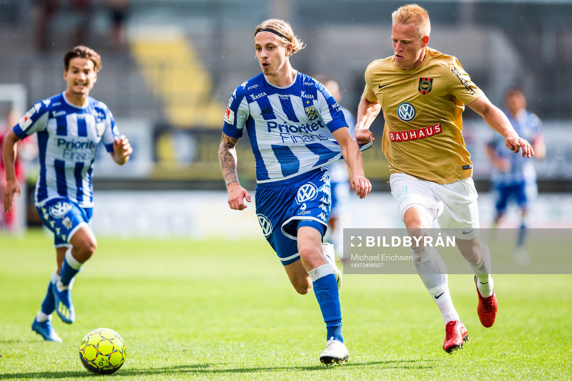 IFK Göteborgs Elias Mar Omarsson och Brommapojkarnas Martin Rauschenberg Brorsen i kamp om bollen under fotbollsmatchen i allsvenskan mellan IFK Göteborg och Brommapojkarna den 28 juli 2018 i Göteborg.