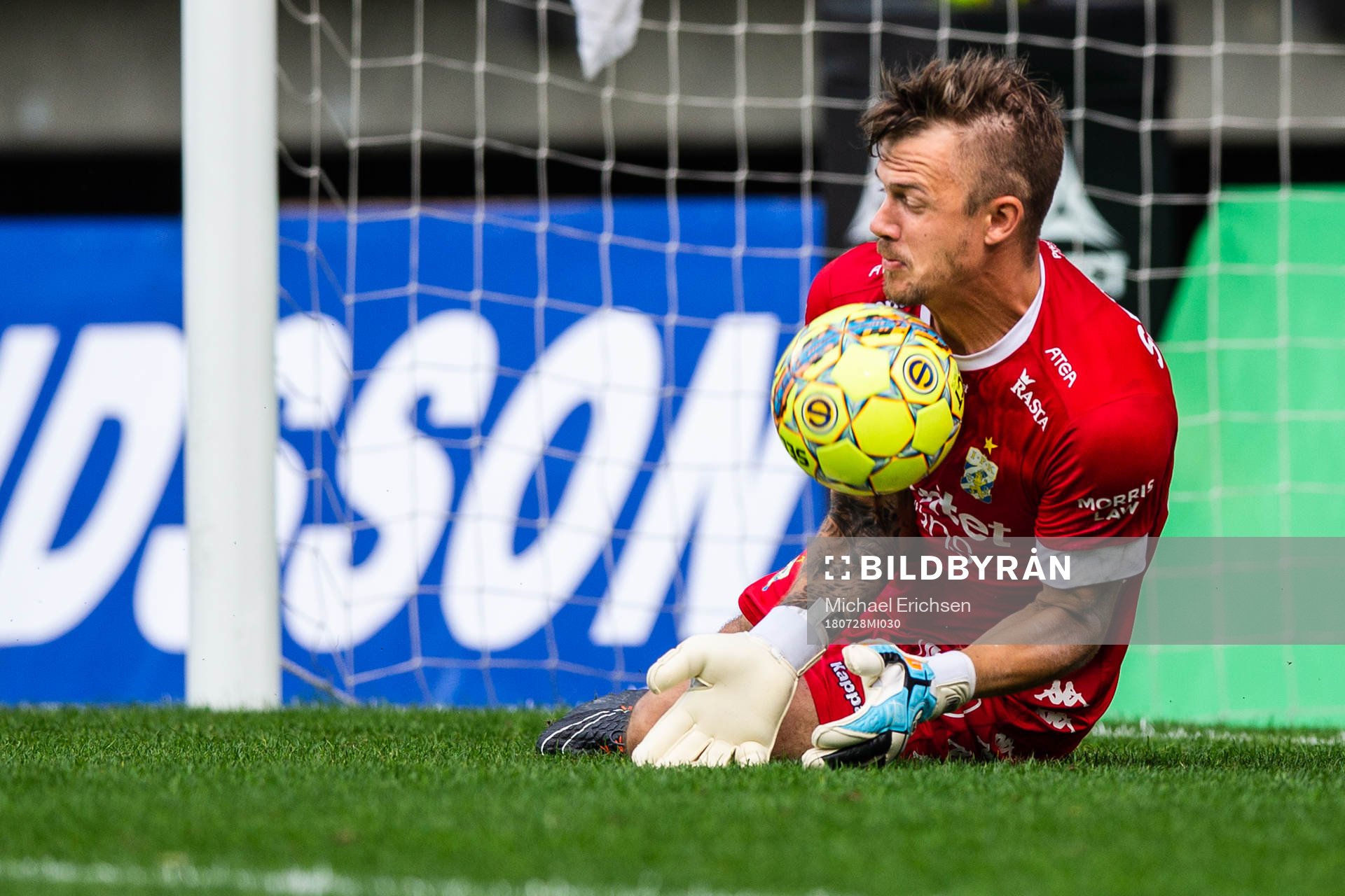 IFK Göteborgs målvakt Erik Dahlin räddar en straff