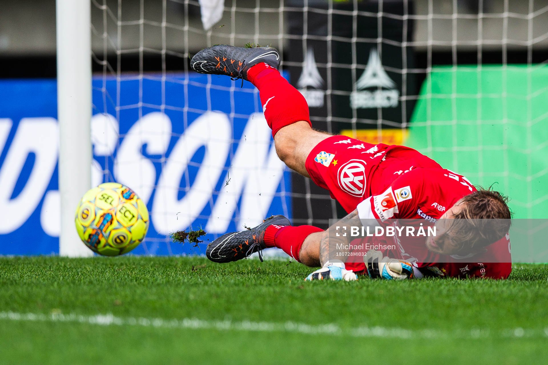 IFK Göteborgs målvakt Erik Dahlin räddar en straff