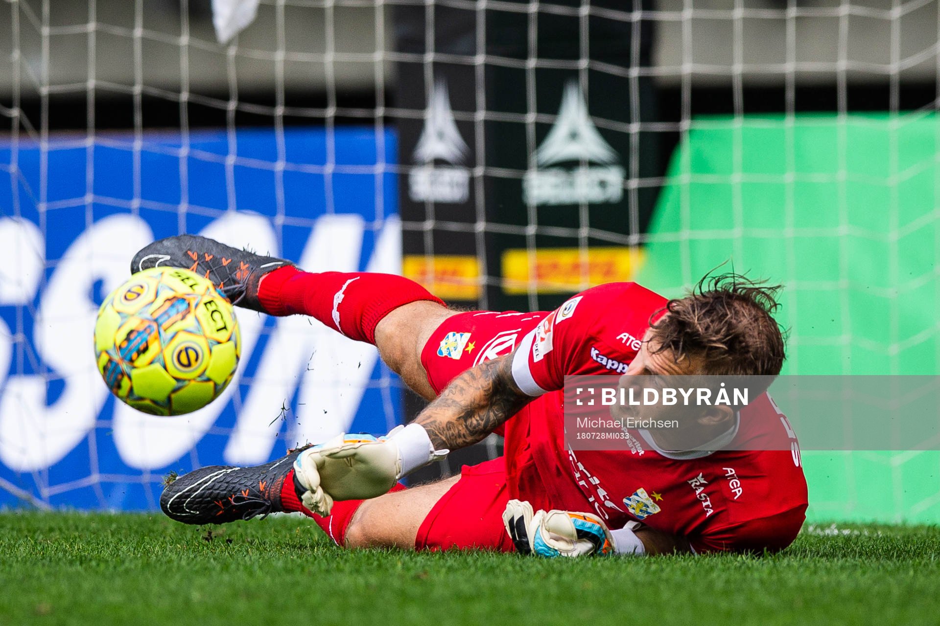 IFK Göteborgs målvakt Erik Dahlin räddar en straff