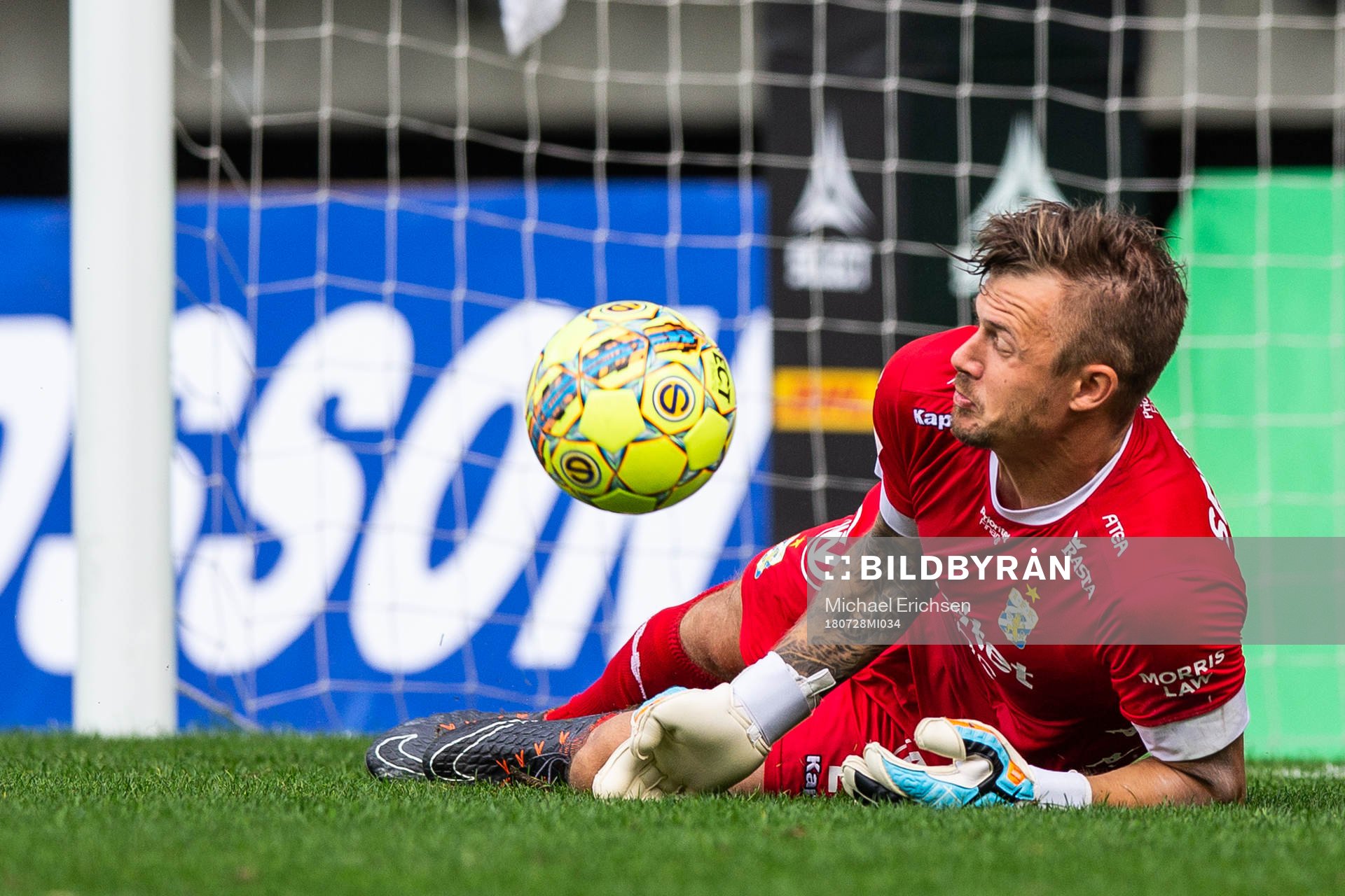 IFK Göteborgs målvakt Erik Dahlin räddar en straff