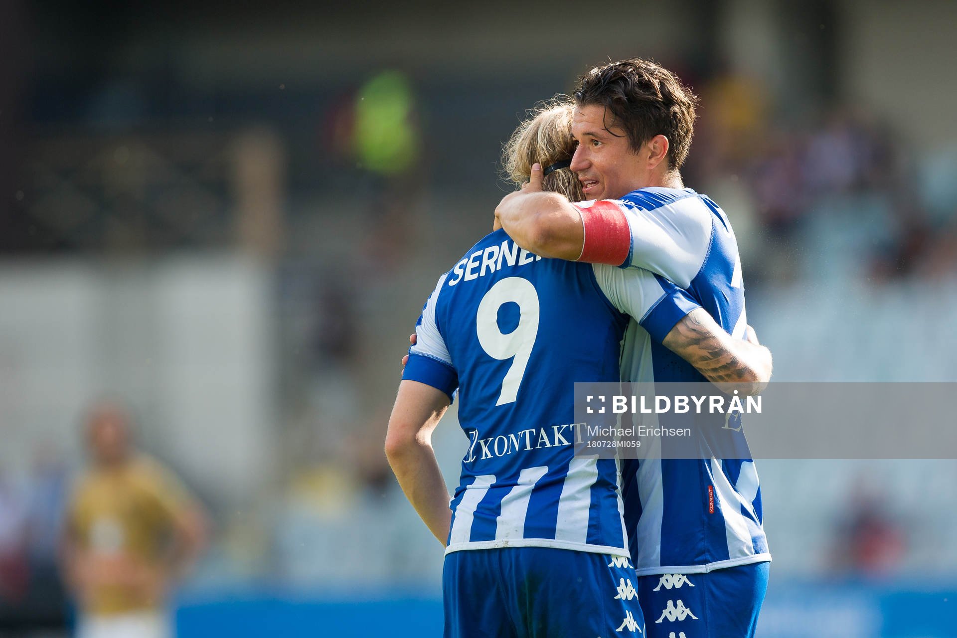 IFK Göteborgs Elias Mar Omarsson blir omfamnad av David