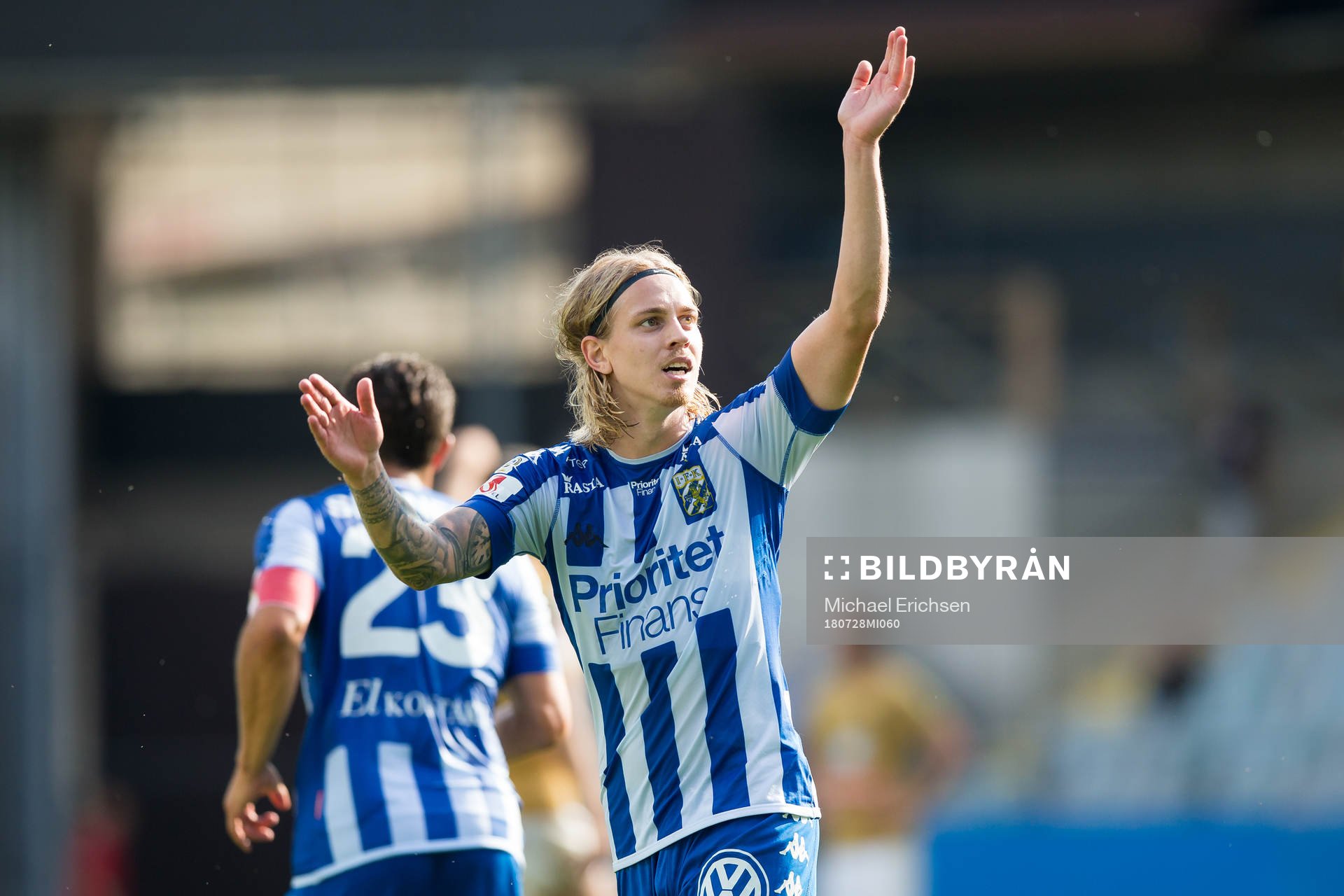 IFK Göteborgs Elias Mar Omarsson jublar mot publiken efter sitt 3-0 mål under fotbollsmatchen i allsvenskan mellan IFK Göteborg och Brommapojkarna den 28 juli 2018 i Göteborg.