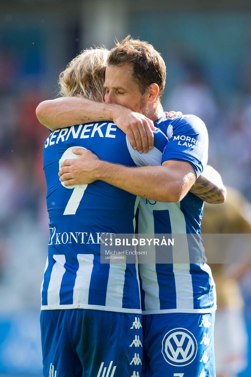 IFK Göteborgs Elias Mar Omarsson och Tobias Hysén omfamnar varandra efter fotbollsmatchen i allsvenskan mellan IFK Göteborg och Brommapojkarna den 28 juli 2018 i Göteborg.