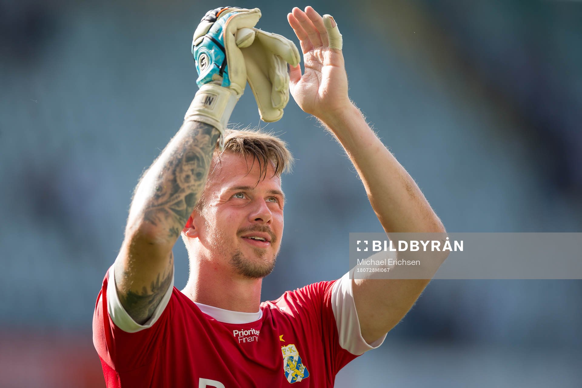 IFK Göteborgs målvakt Erik Dahlin tackar publiken efter fotbollsmatchen i allsvenskan mellan IFK Göteborg och Brommapojkarna den 28 juli 2018 i Göteborg.