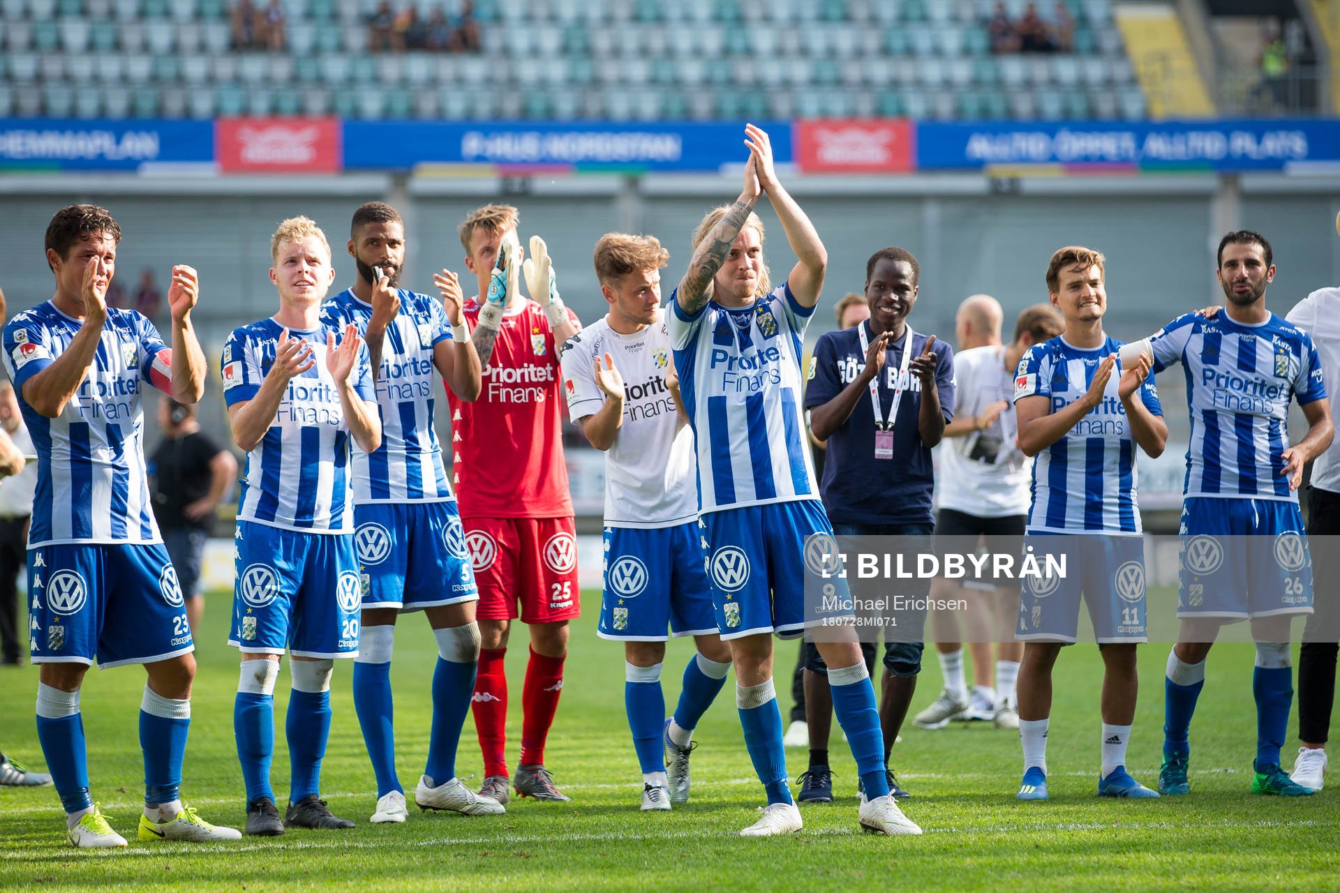 IFK Göteborgs Elias Mar Omarsson tackar publiken med sina