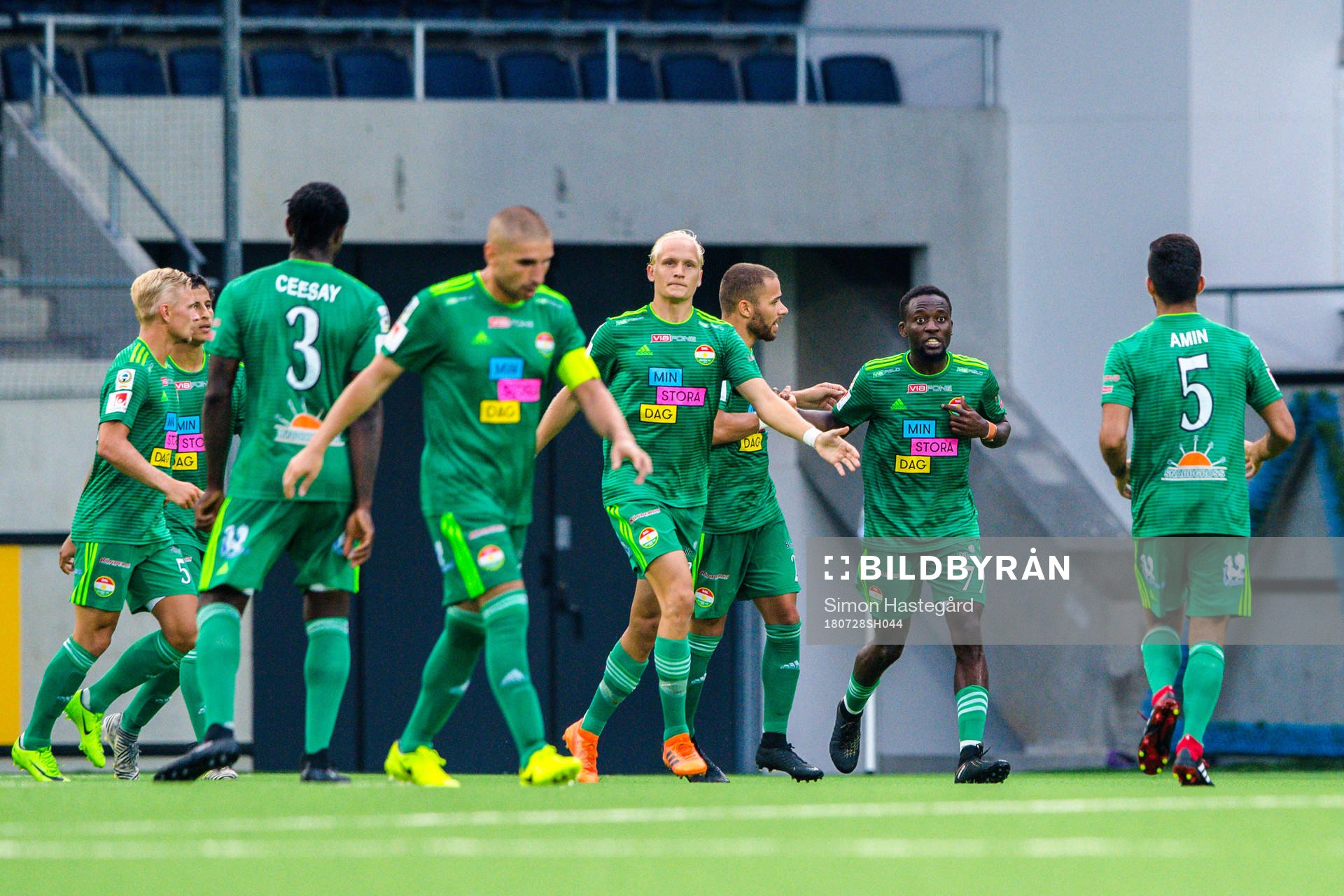 Dalkurds spelare jublar med Mohamed Buya Turay