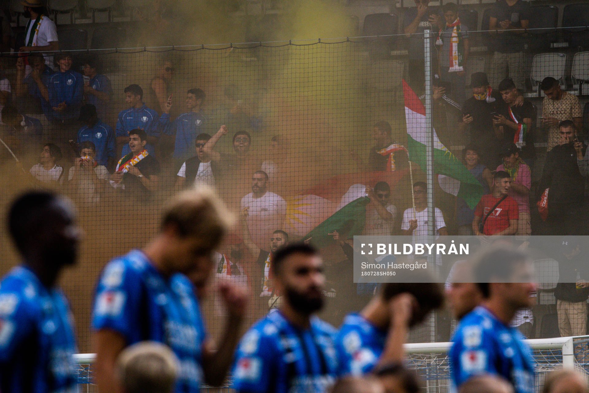 Dalkurds supportrar bakom Sirius spelare före