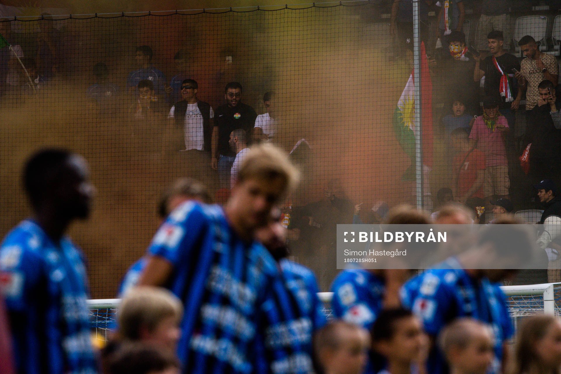 Dalkurds supportrar bakom Sirius spelare före