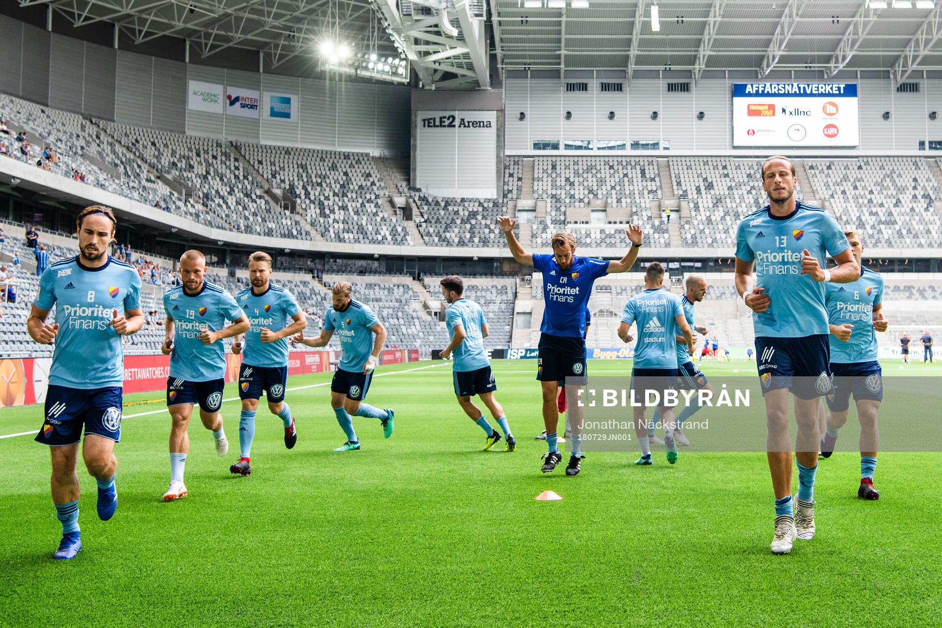 Djurgårdens Kevin Walker och Jonas Olsson värmer upp