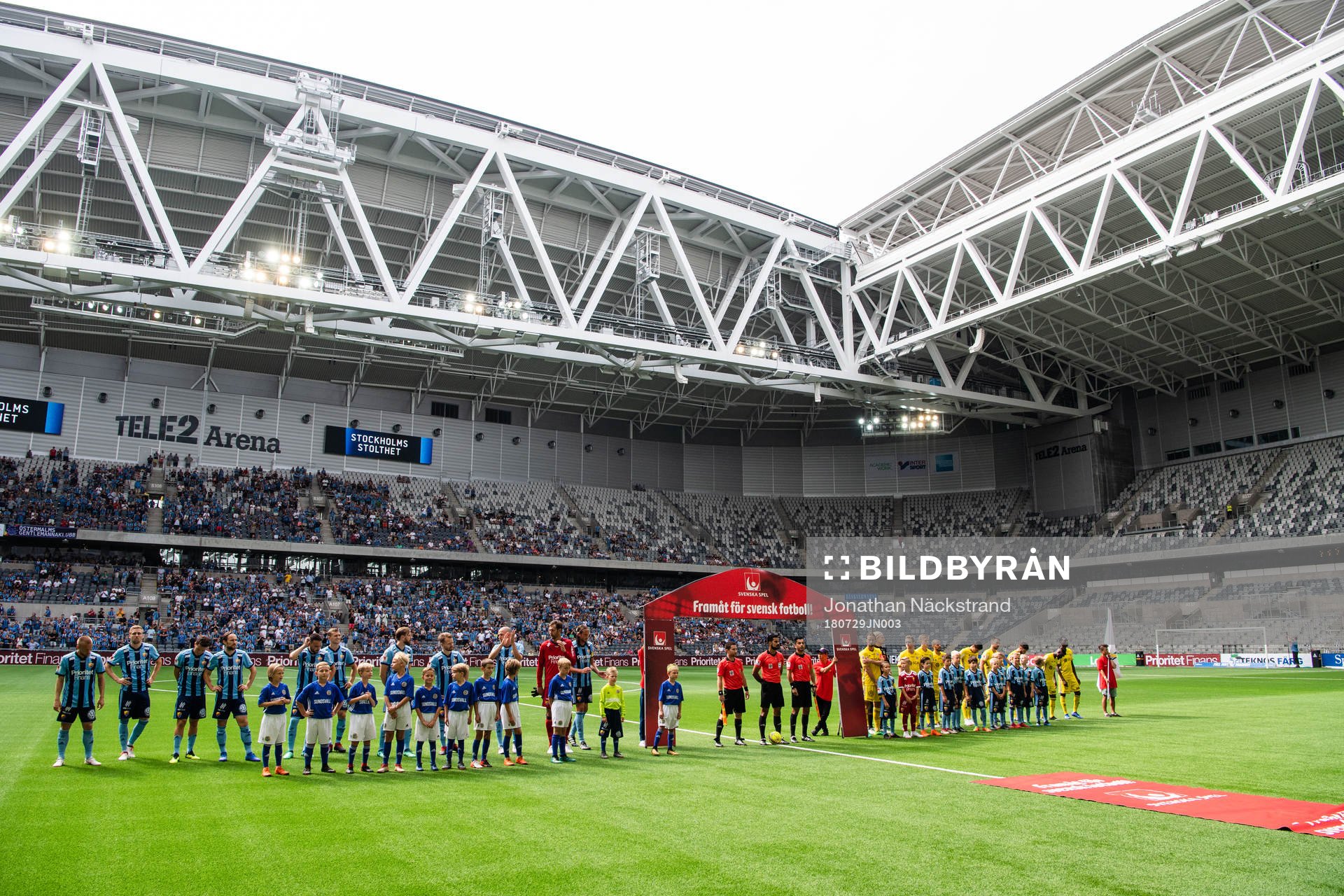 Djurgårdens och Sundsvalls spelare uppställda