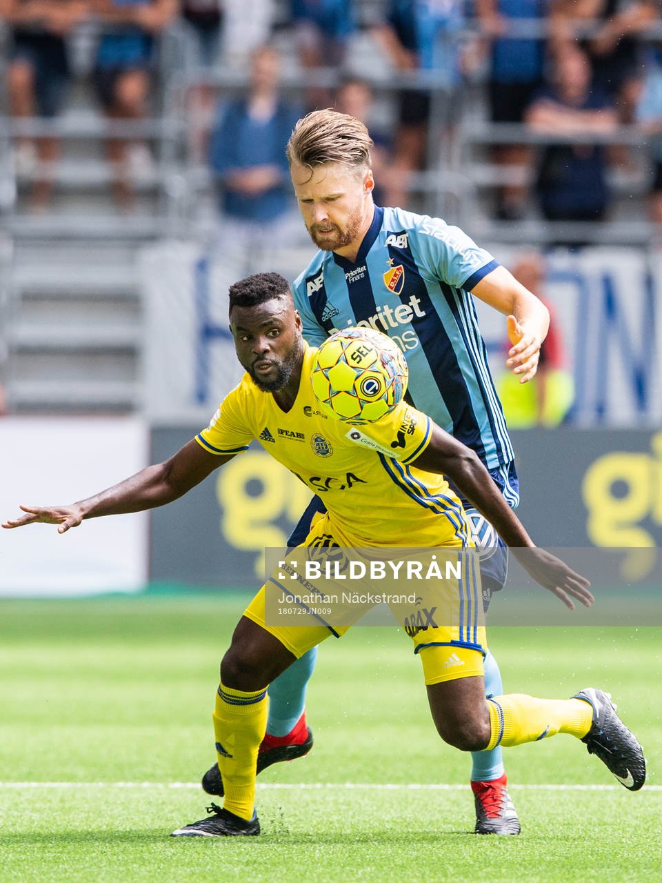 Djurgårdens Niklas Gunnarsson och Sundsvalls Maic Sema i