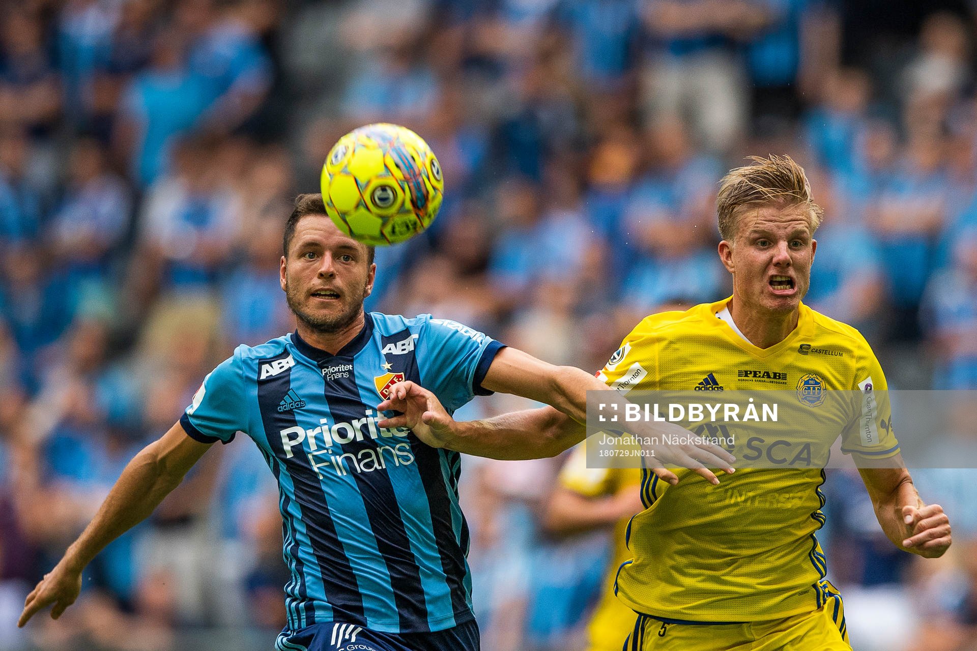 Djurgårdens Kerim Mrabti i en duell med Sundsvalls Erik