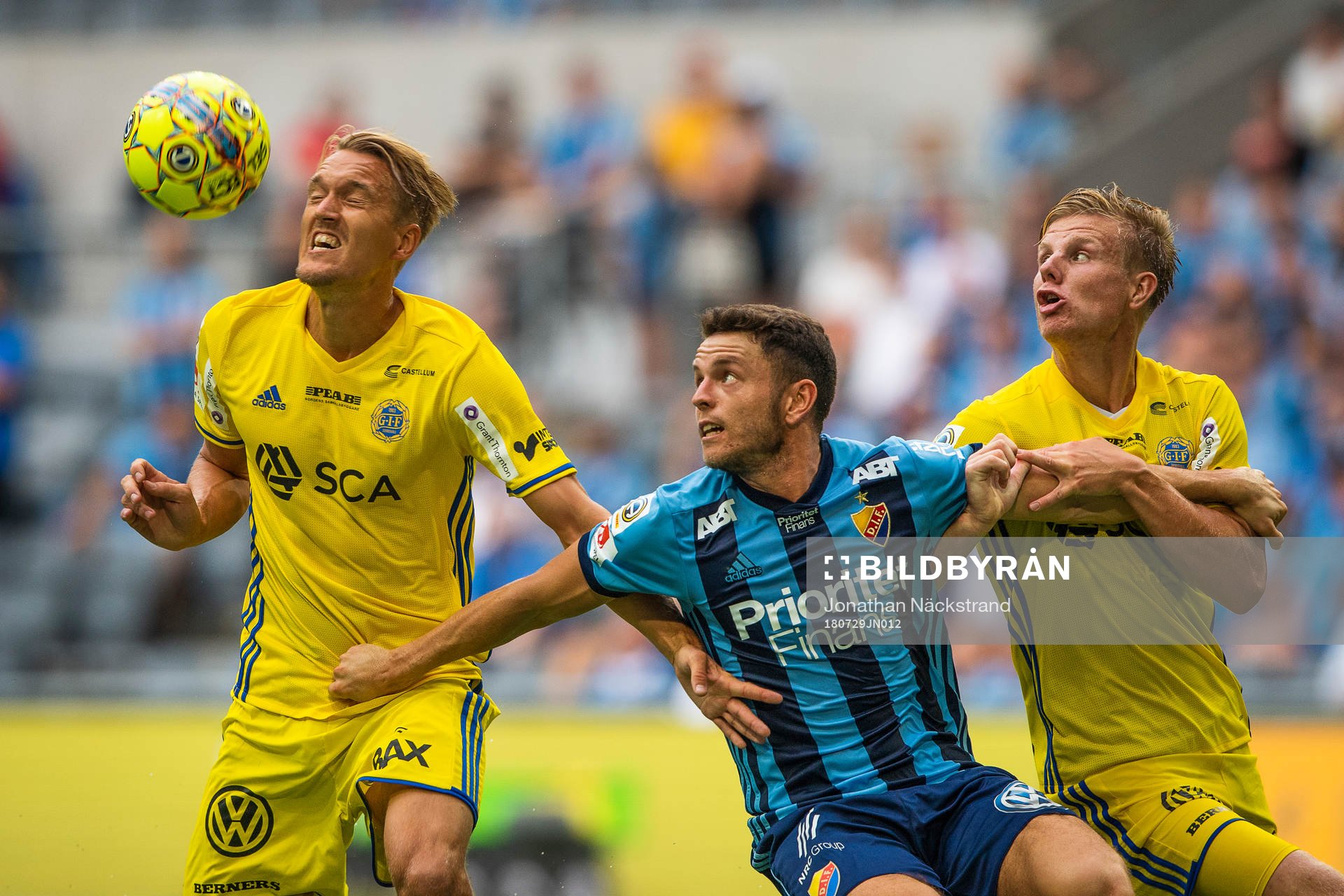 Djurgårdens Kerim Mrabti i en duell med Sundsvalls Erik