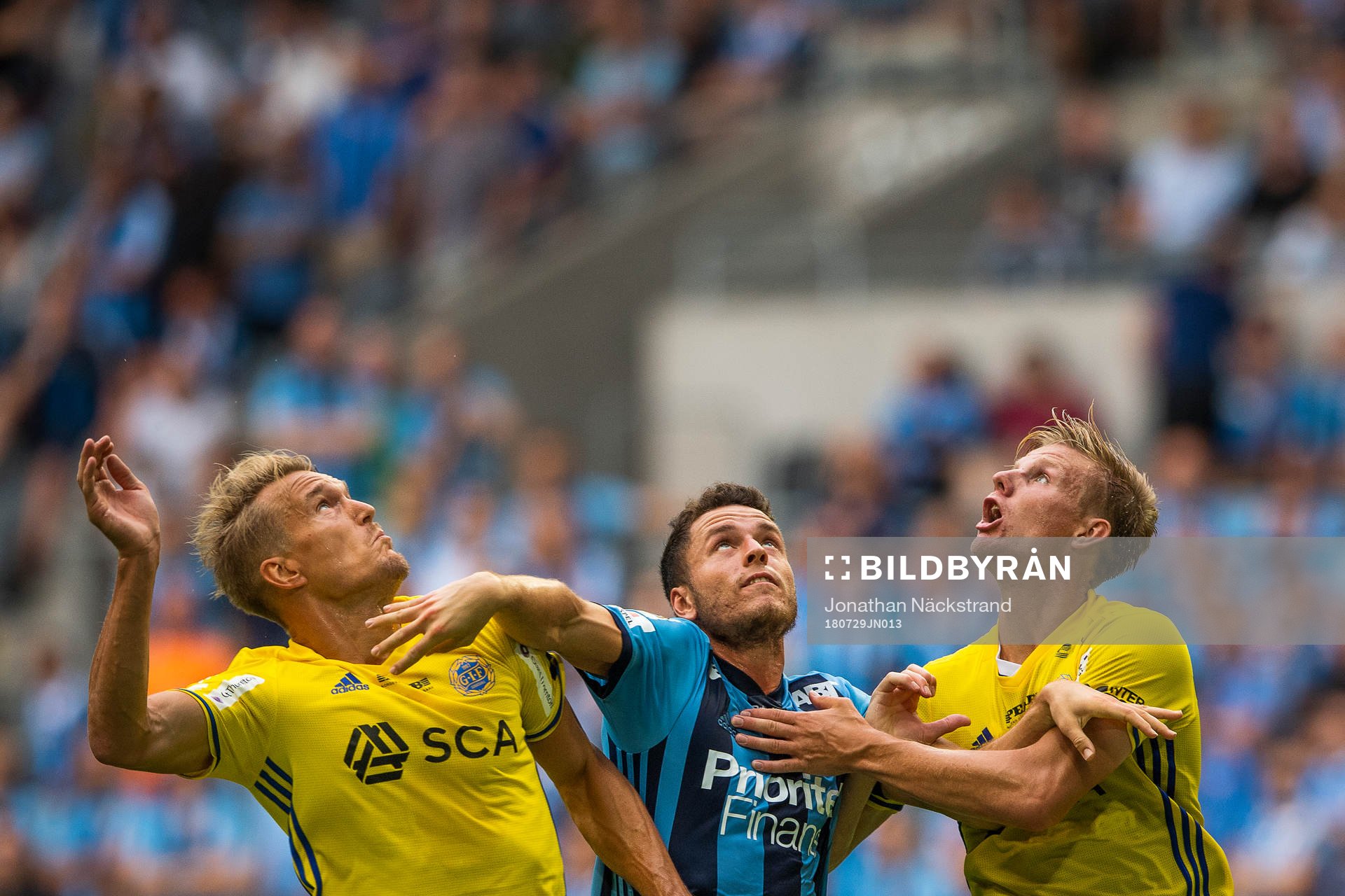 Djurgårdens Kerim Mrabti i en duell med Sundsvalls Erik Björkander och Kim Skoglund under fotbollsmatchen i Allsvenskan mellan Djurgården och GIF Sundsvall den 29 juli 2018 i Stockholm.