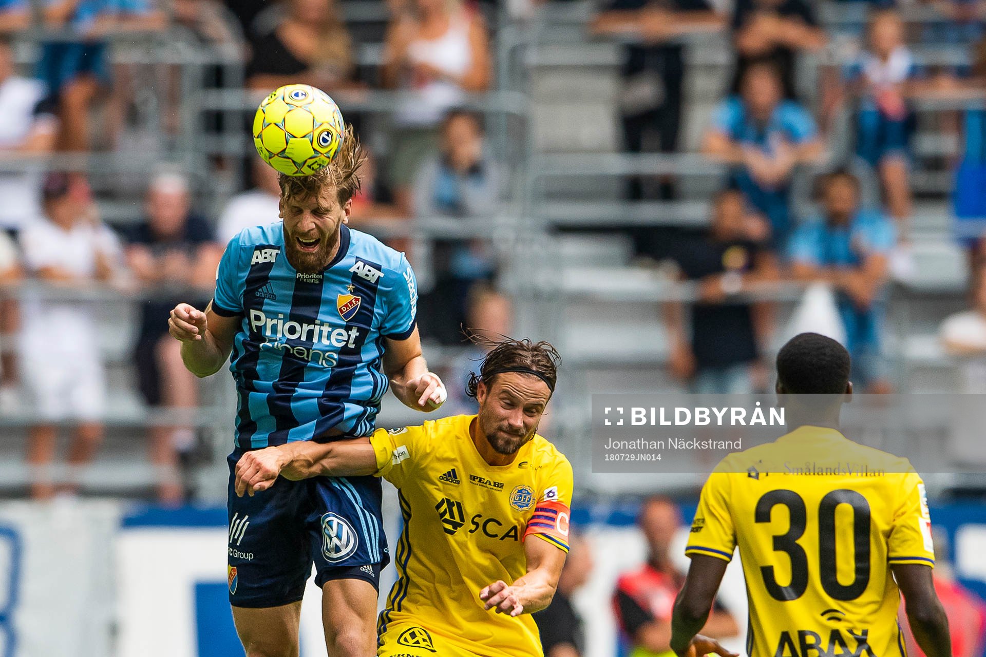 Djurgårdens Niklas Gunnarson i en duell med Sundsvalls