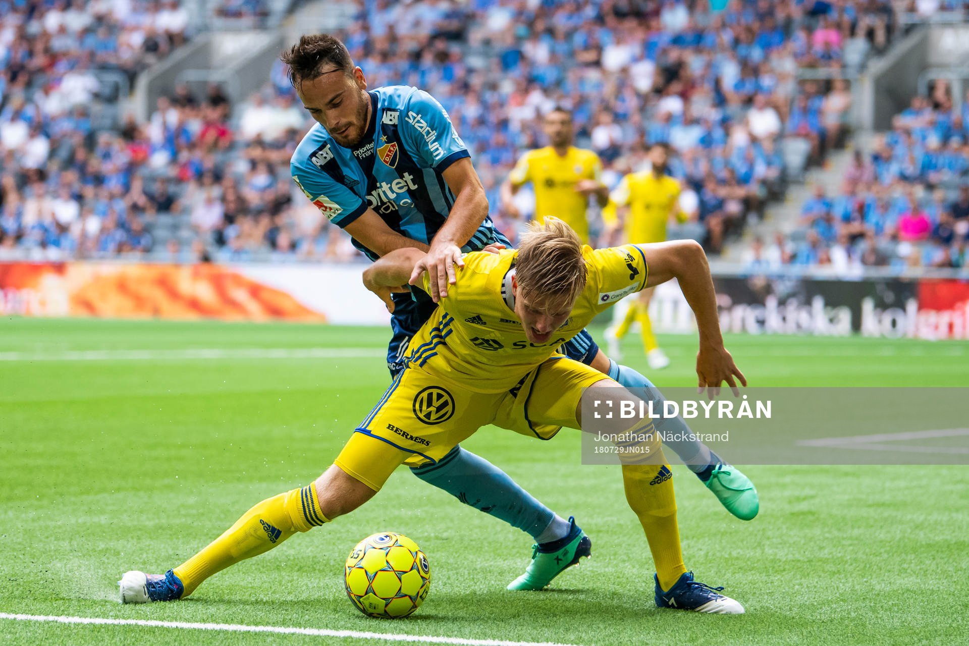 Djurgårdens Dzenis Kozica i en duell med