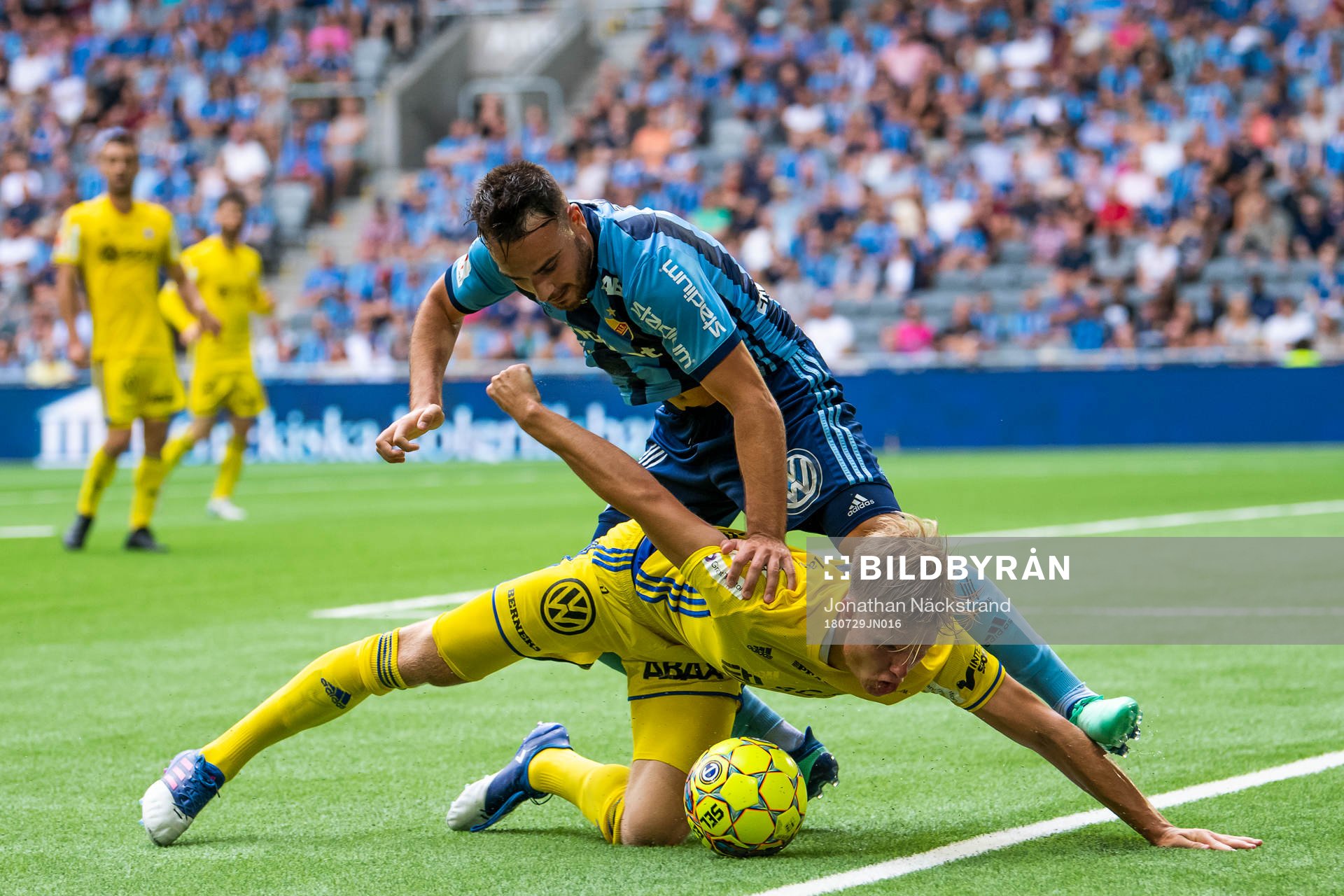 Djurgårdens Dzenis Kozica i en duell med