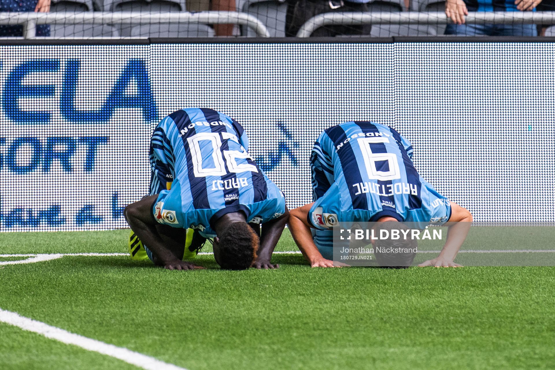 Djurgårdens Aliou Badji gjorde 1-0 och jublar med Haris Radetinac under fotbollsmatchen i Allsvenskan mellan Djurgården och GIF Sundsvall den 29 juli 2018 i Stockholm.