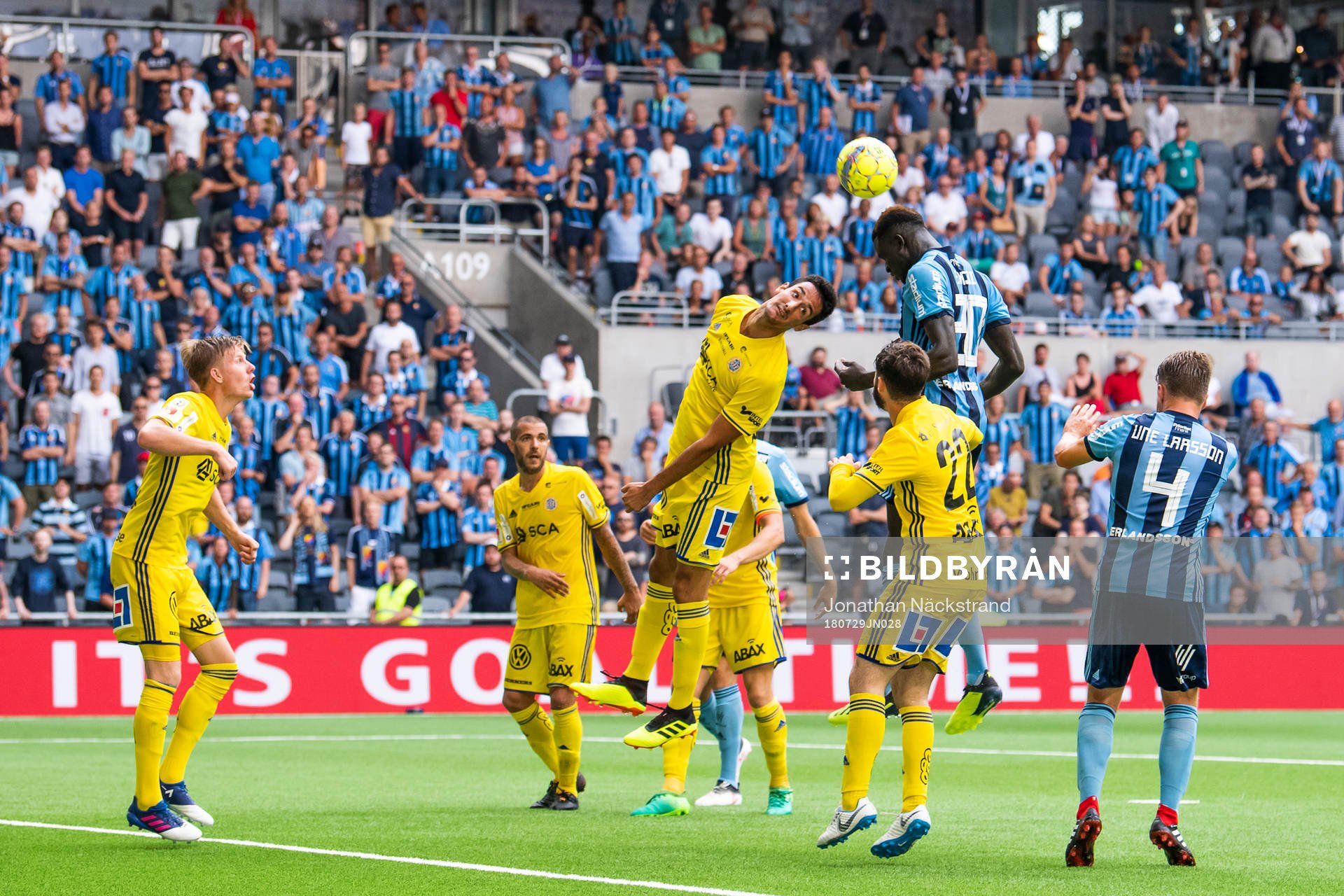 Djurgårdens och Sundsvalls spelare i kamp