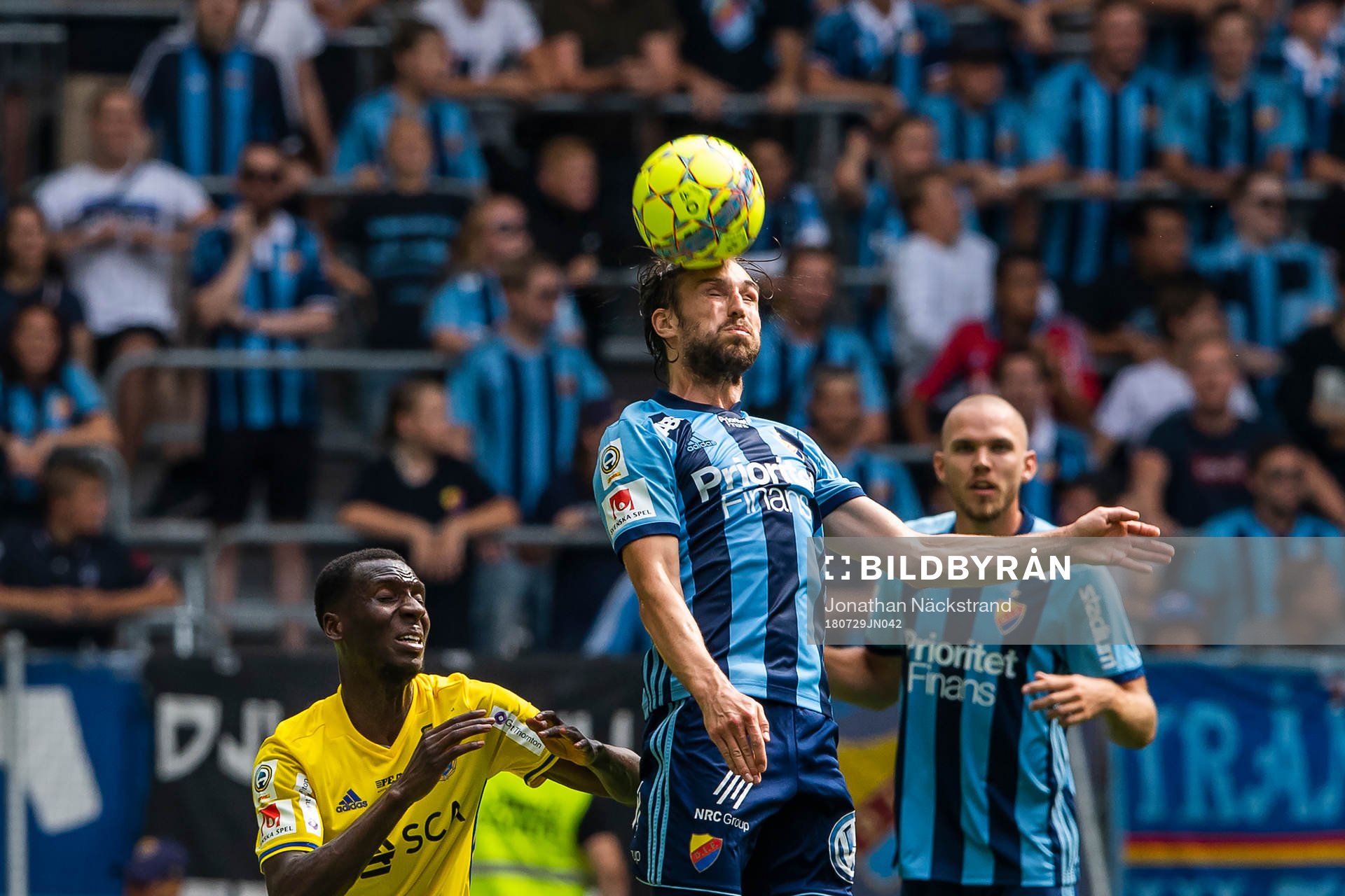 Djurgårdens Kevin Walker i en duell med Sundsvalls Peter