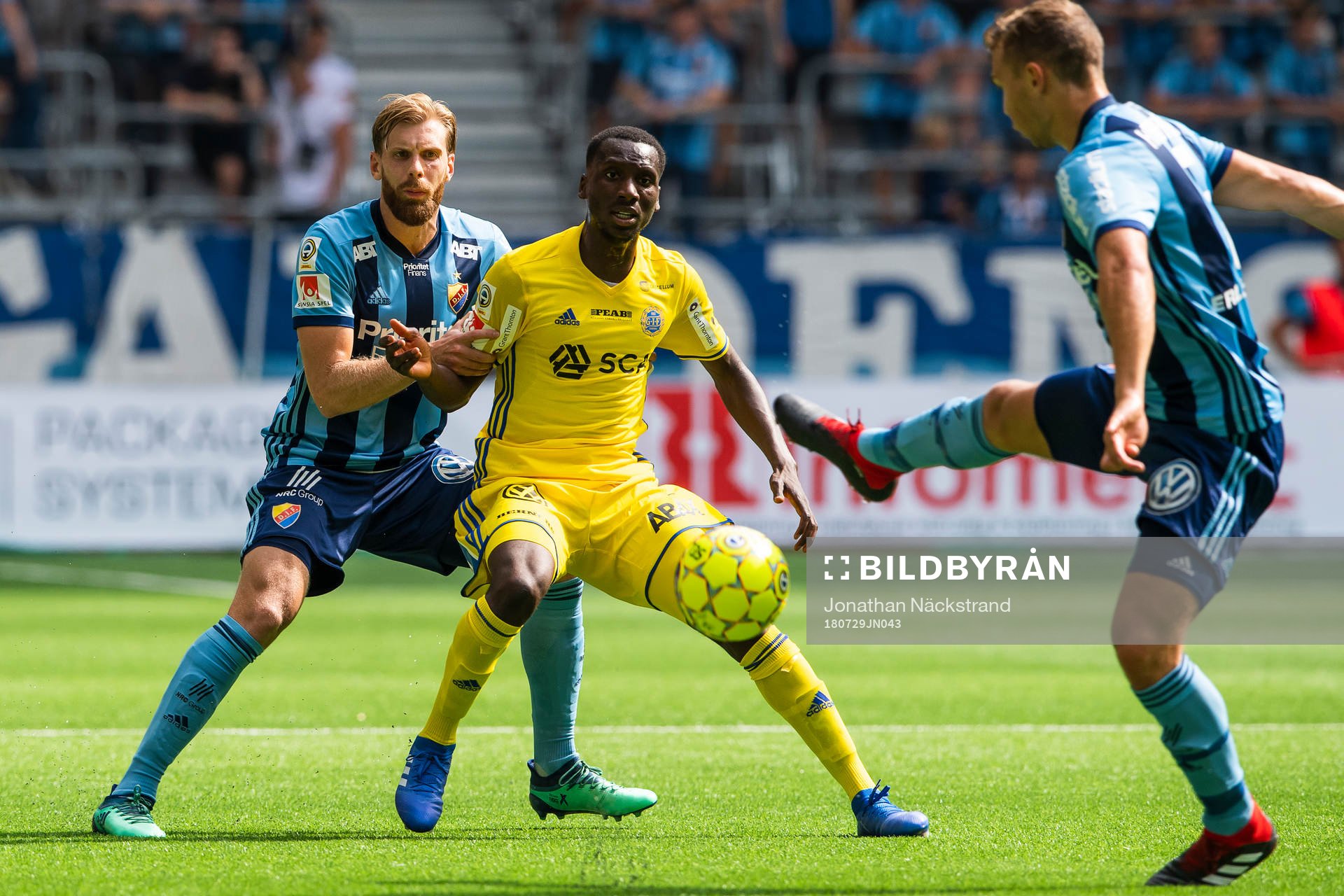 Djurgårdens Niklas Gunnarson i en duell med Sundsvalls