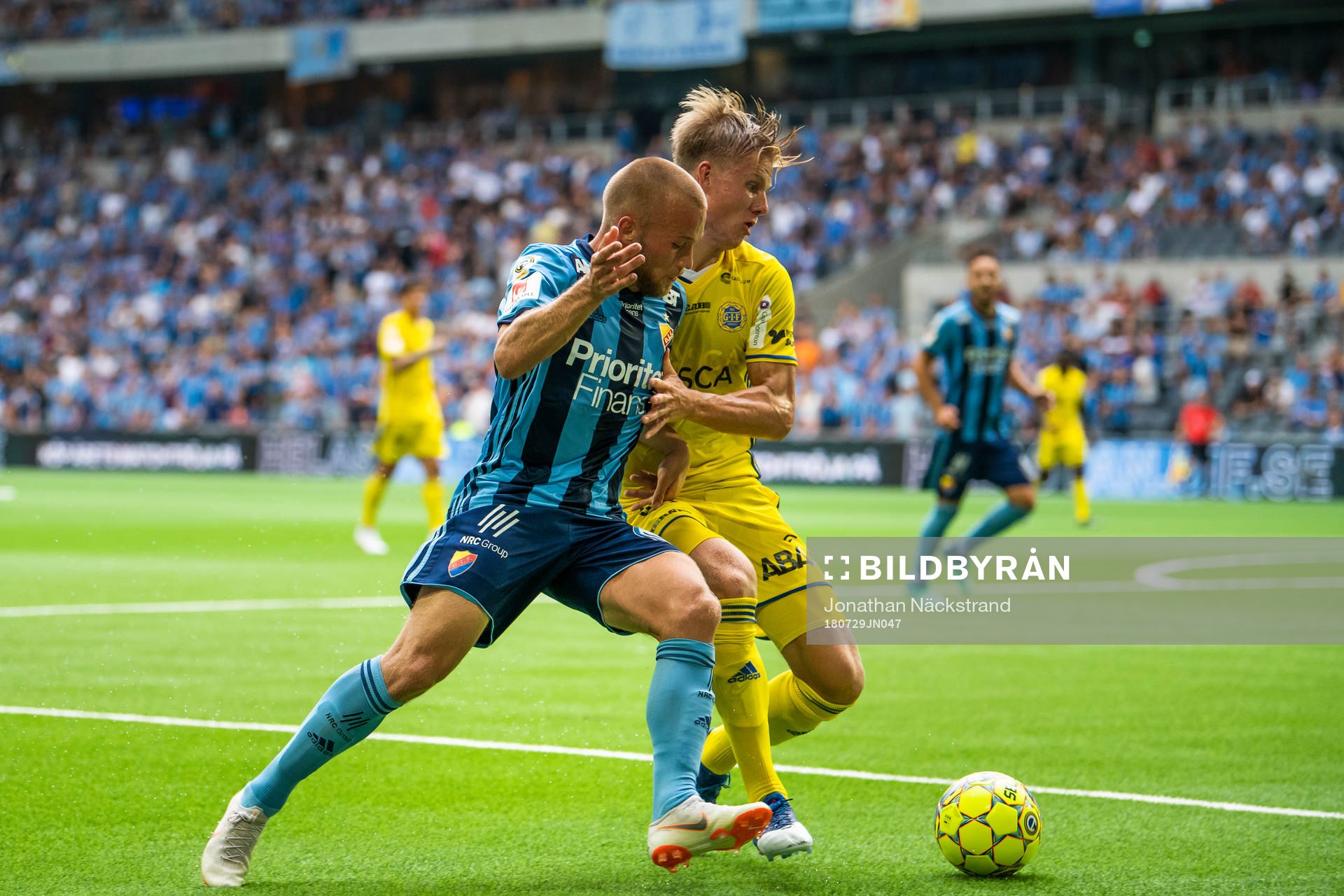 Djurgårdens Nicklas Bärkroth i en duell med Sundsvalls