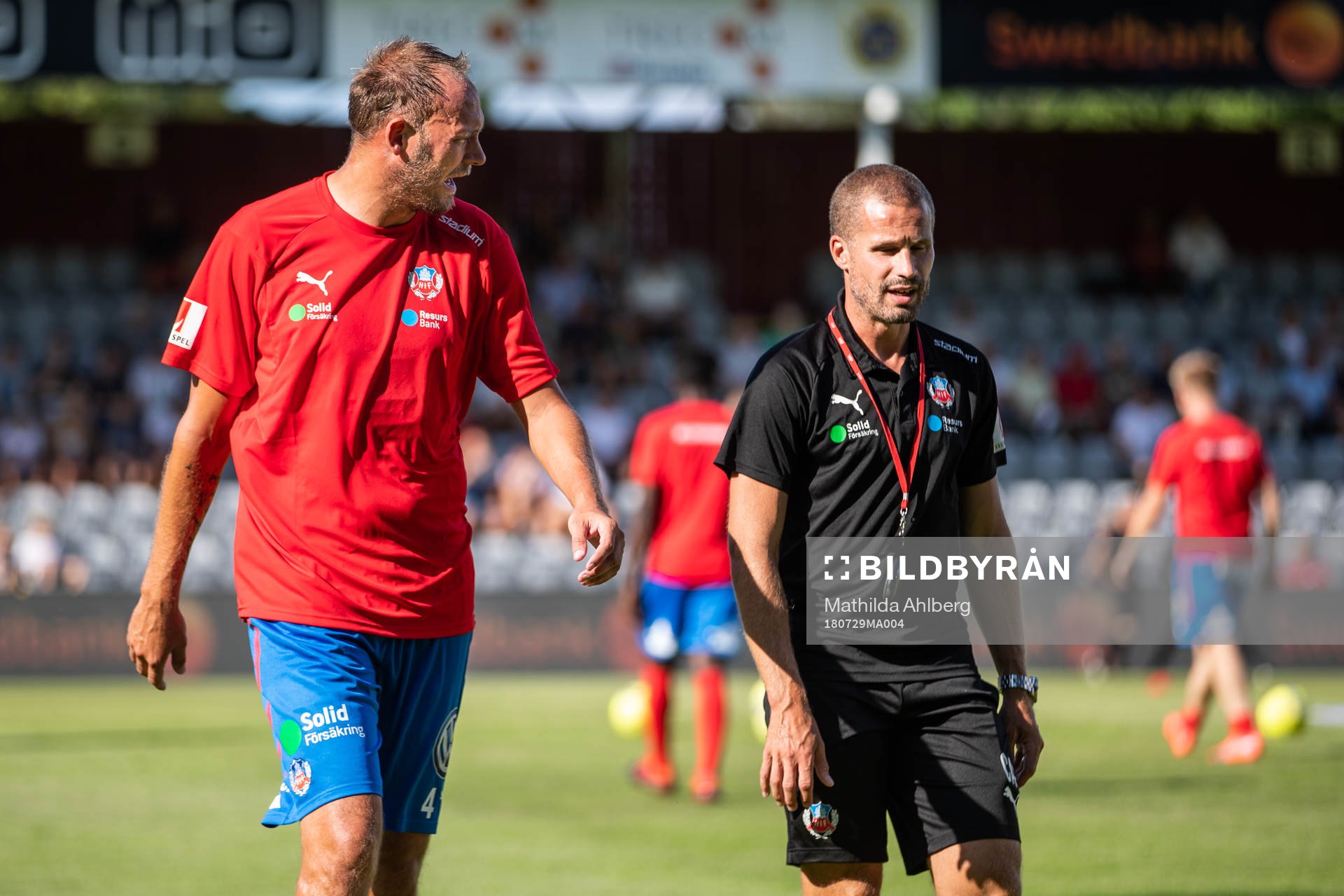 Helsingborgs Andreas Granqvist diskuterar med assisterande