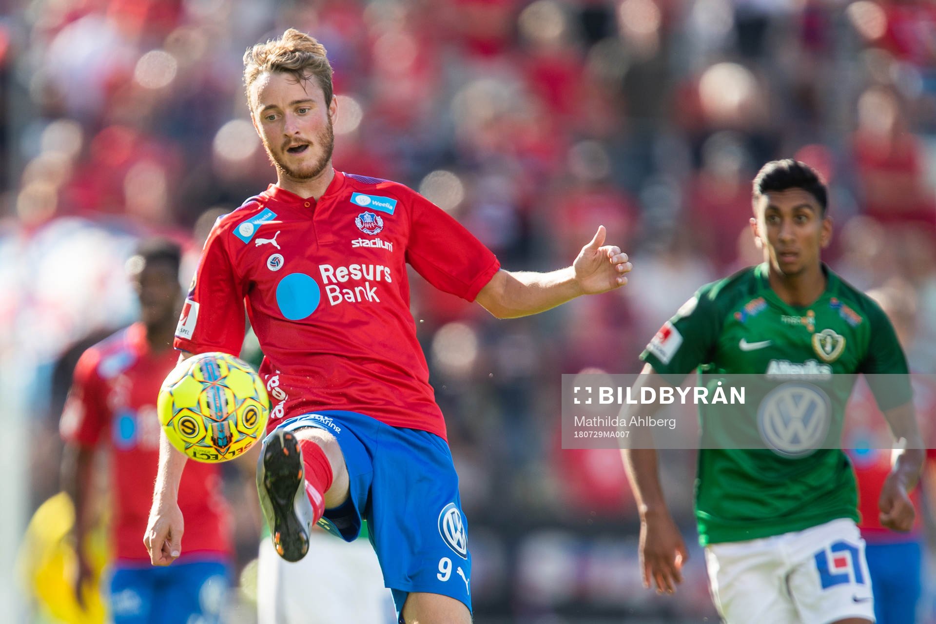 Helsingborgs Rasmus Jönsson tar ner bollen