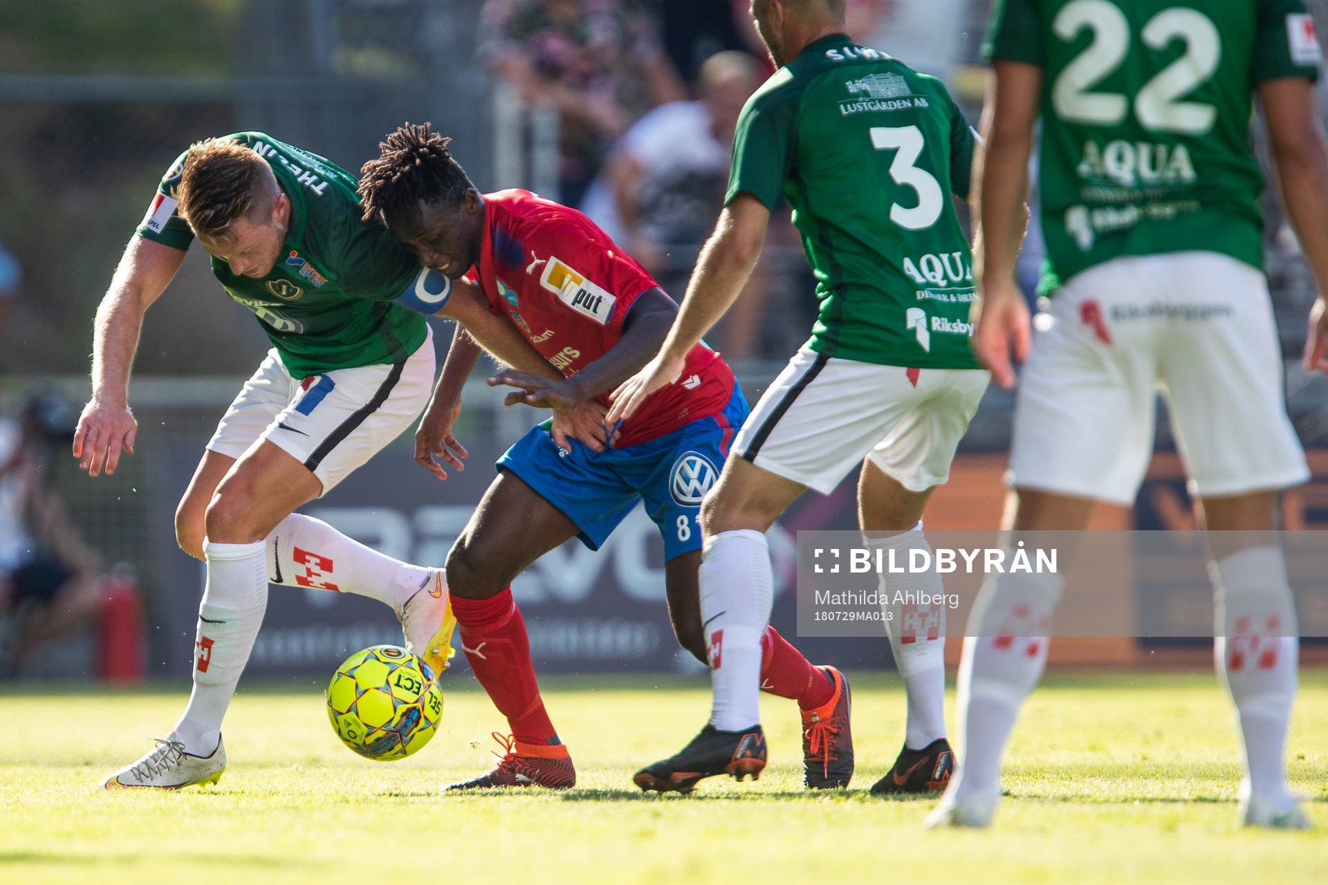 Jönköpings Tommy Thelin och Helsingborgs Mamudu Moro i