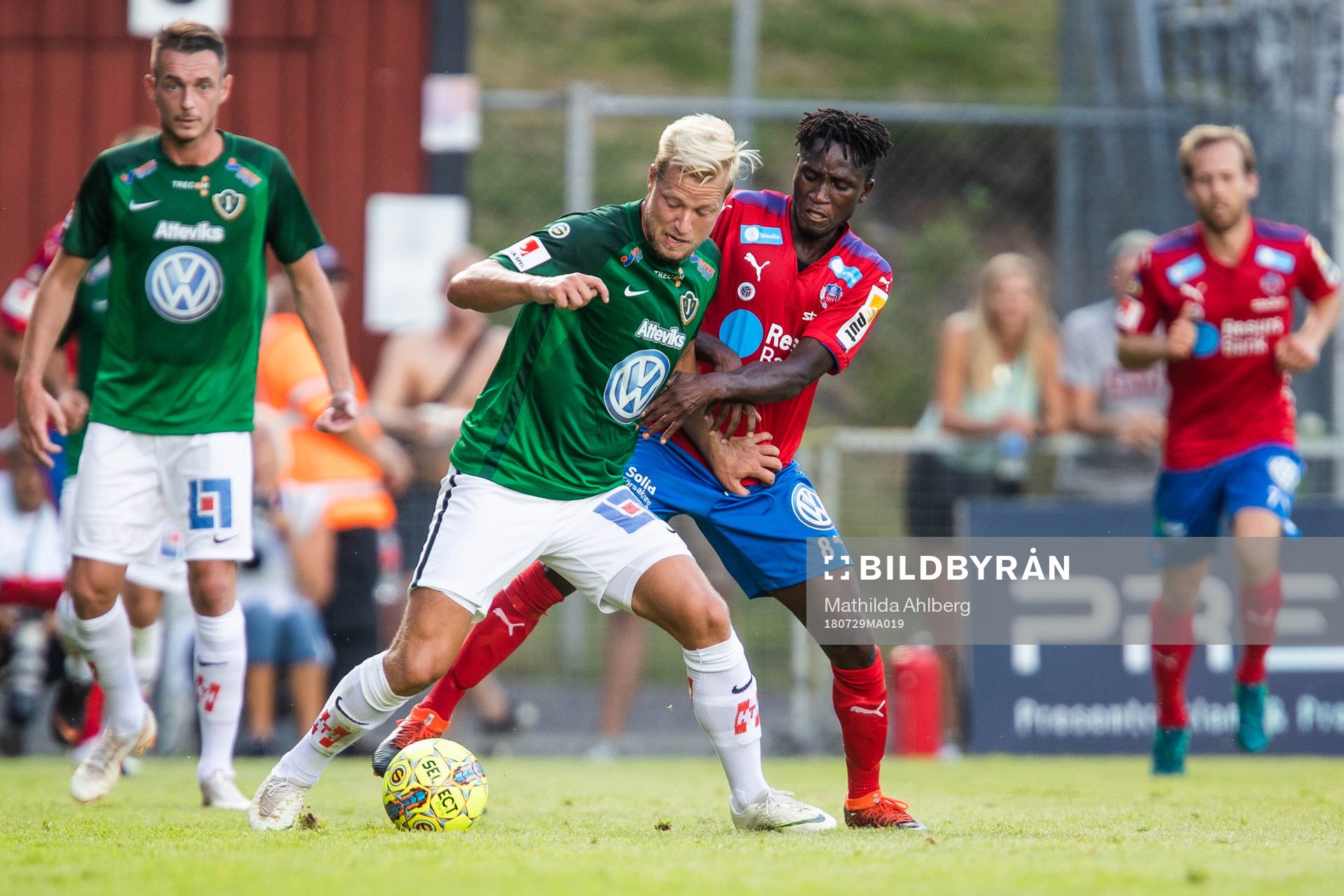 Jönköpings Sebastian Crona och Helsingborgs Mamudu Moro i