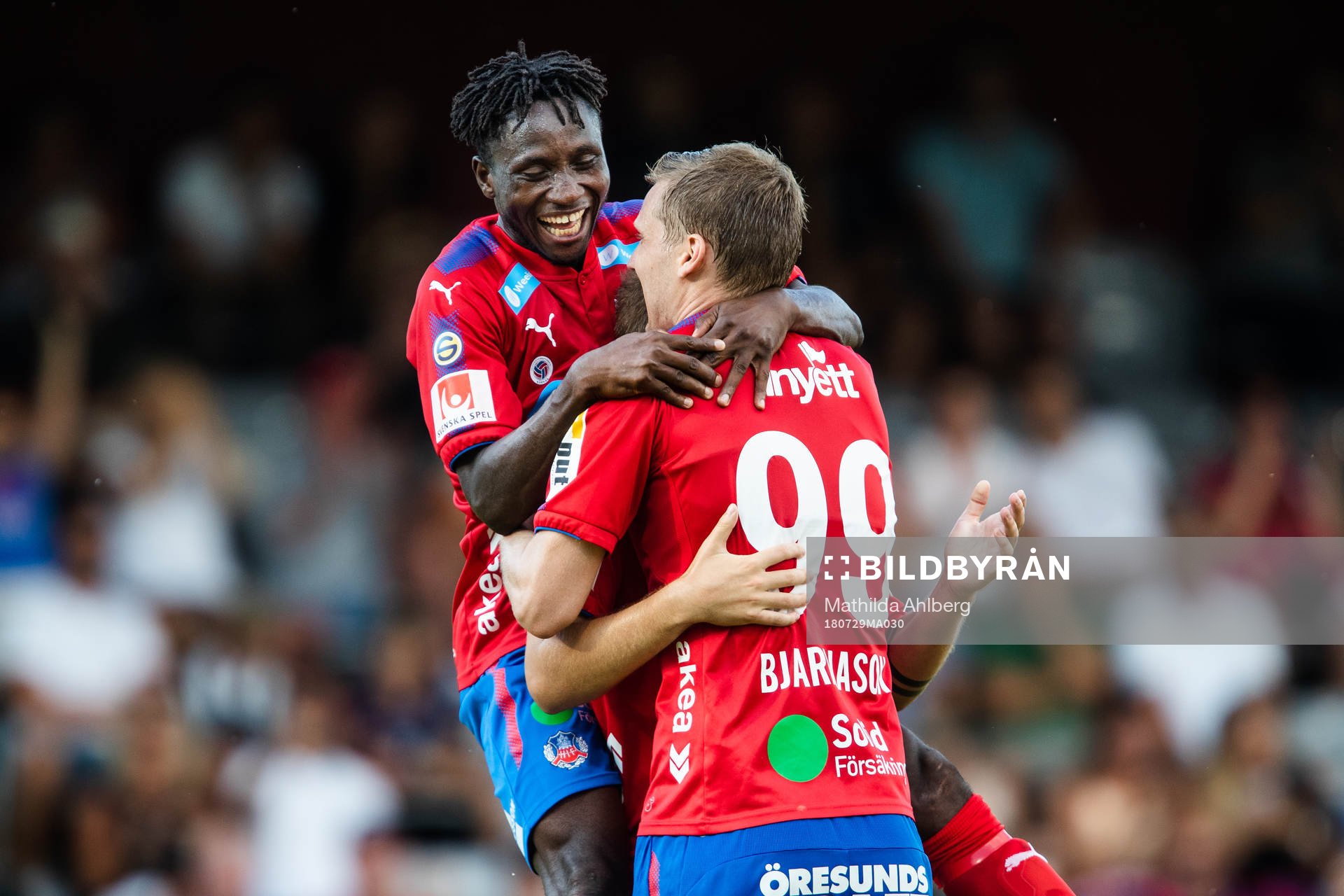 Helsingborgs Mamudu Moro och Andri Runar Bjarnason kramar