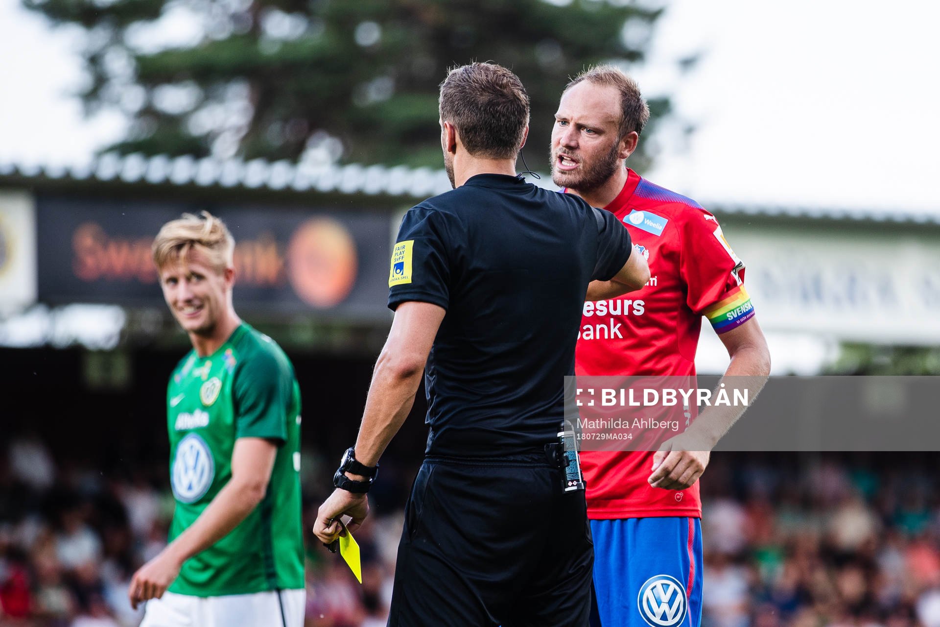 Helsingborgs Andreas Granqvist diskuterar med domare Victor