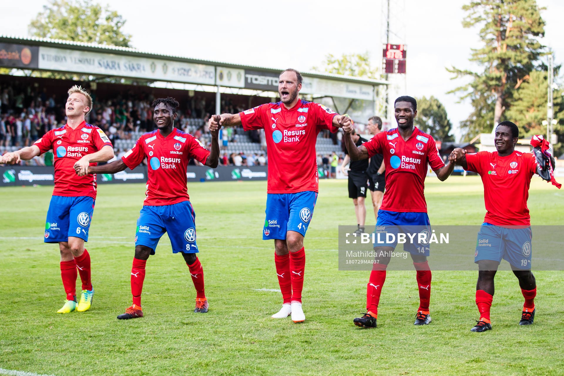 Helsingborgs Andreas Landgren, Mamudu Moro, Andreas Granqvist, Mohammed Abubakari och Thierry Zahui jublar efter vinsten i fotbollsmatchen i Superettan mellan Jönköpings Södra och Helsingborg den 29 juli 2018 i Jönköping.
