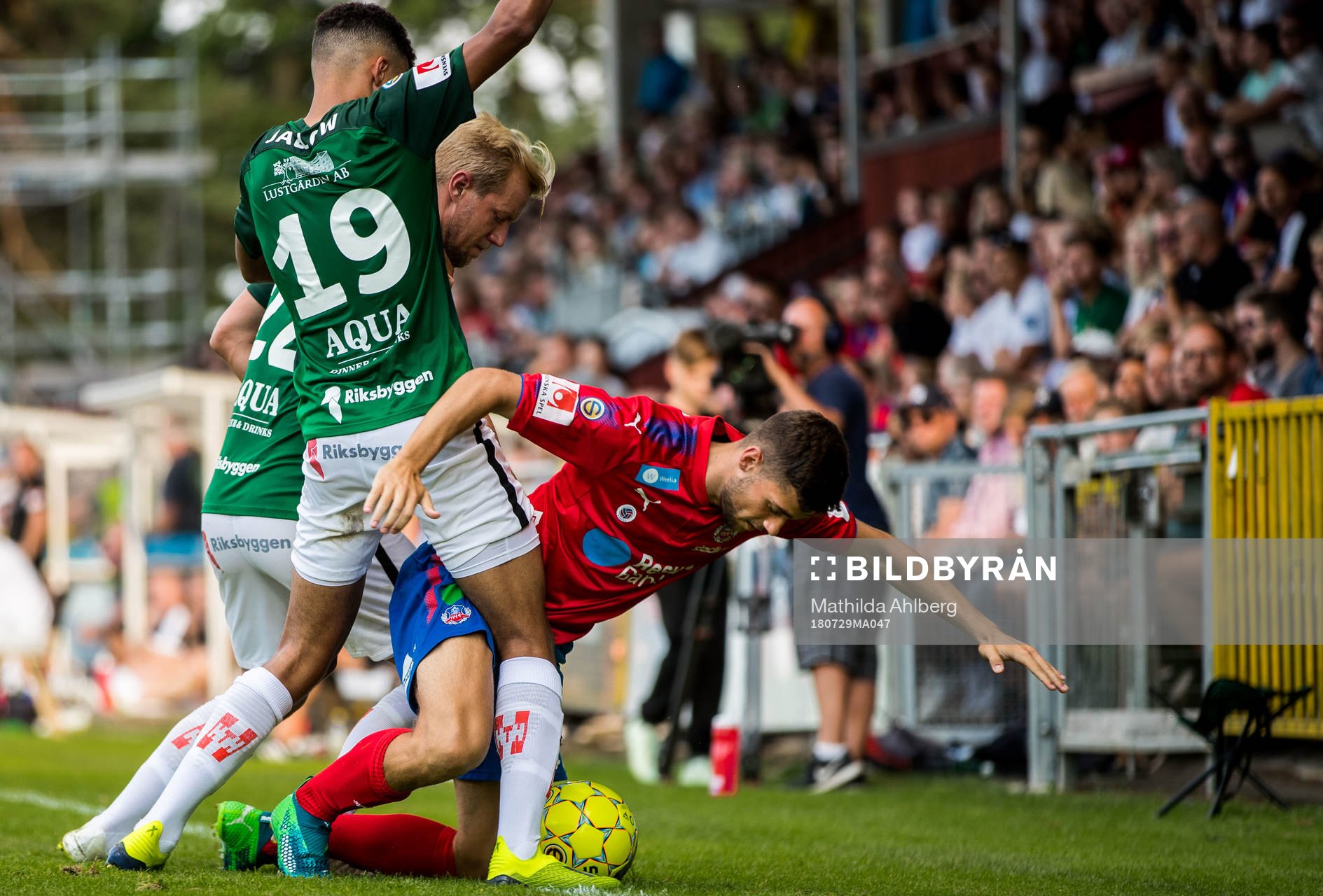 Jönköpings Sebastian Crona och Alexander Jallow i duell med Helsingborgs Mattias Almeida Sundell under fotbollsmatchen i Superettan mellan Jönköpings Södra och Helsingborg den 29 juli 2018 i Jönköping.