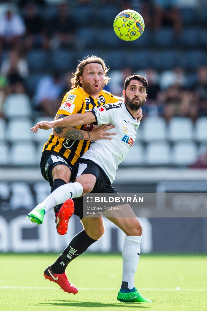 Häckens Emil Wahlström och Örebros Nahir Besara i kamp