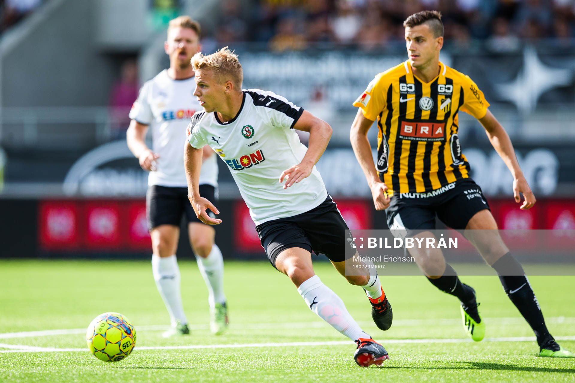 Örebros Sebastian Ring jagas av Häckens Alexander