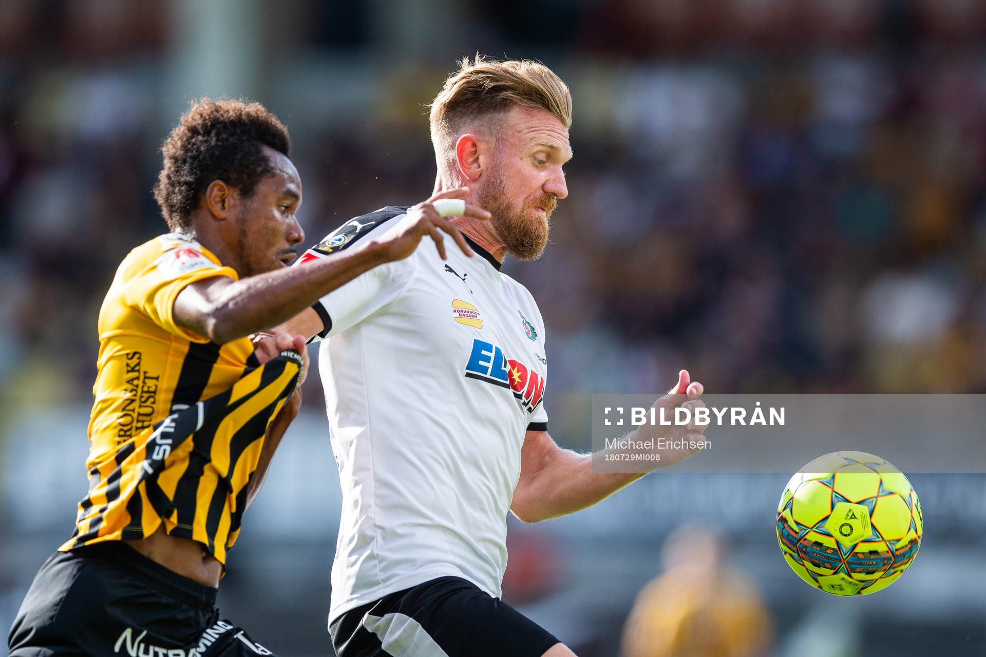 Häckens Nasiru Mohammed och Örebros Michael Almebäck i kamp om bollen under fotbollsmatchen i allsvenskan mellan Häcken och Örebro den 29 juli 2018 i Göteborg.