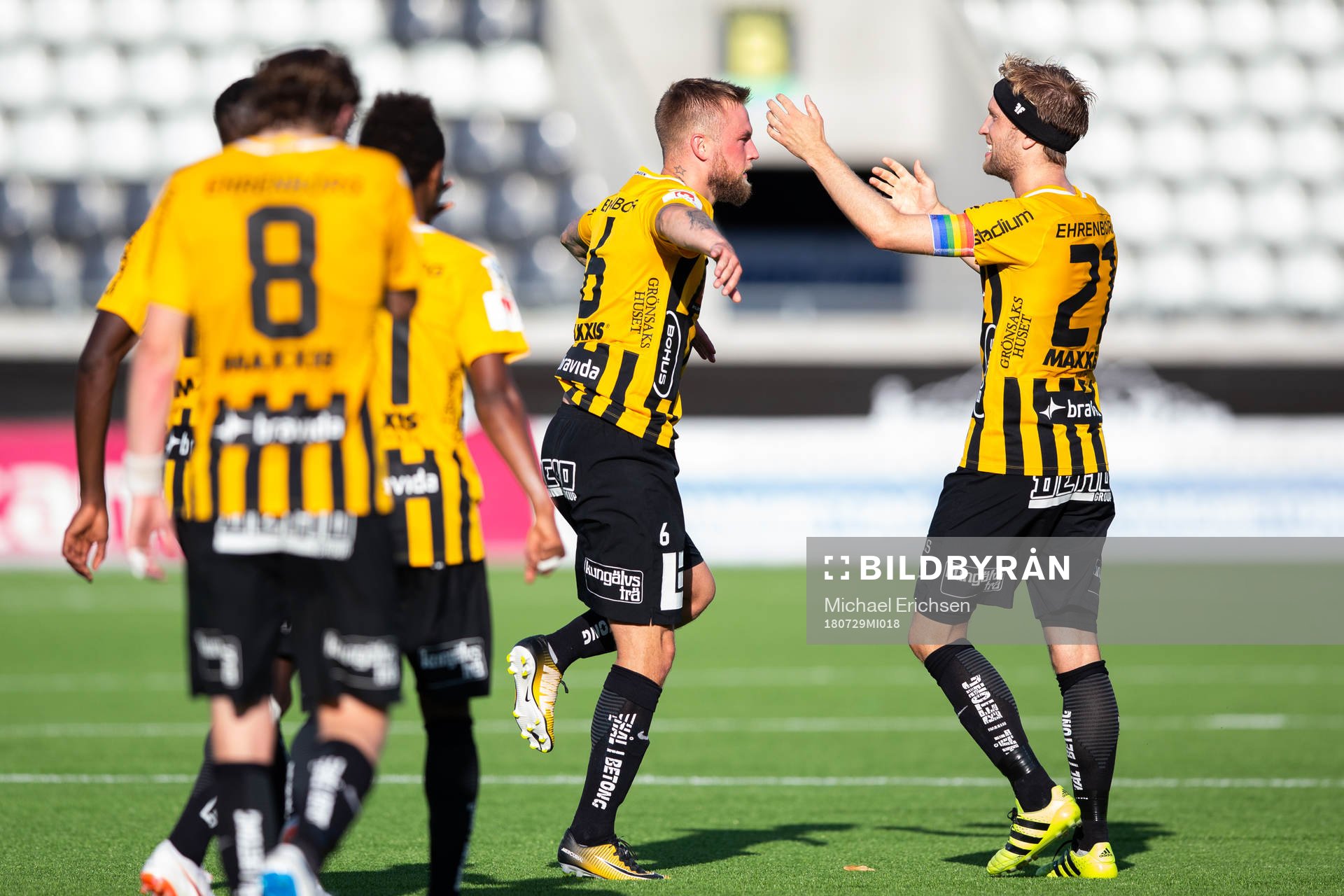 Häckens Alexander Faltsetas jublar med Rasmus Lindgren efter att han gjort 1-0-målet under fotbollsmatchen i allsvenskan mellan Häcken och Örebro den 29 juli 2018 i Göteborg.