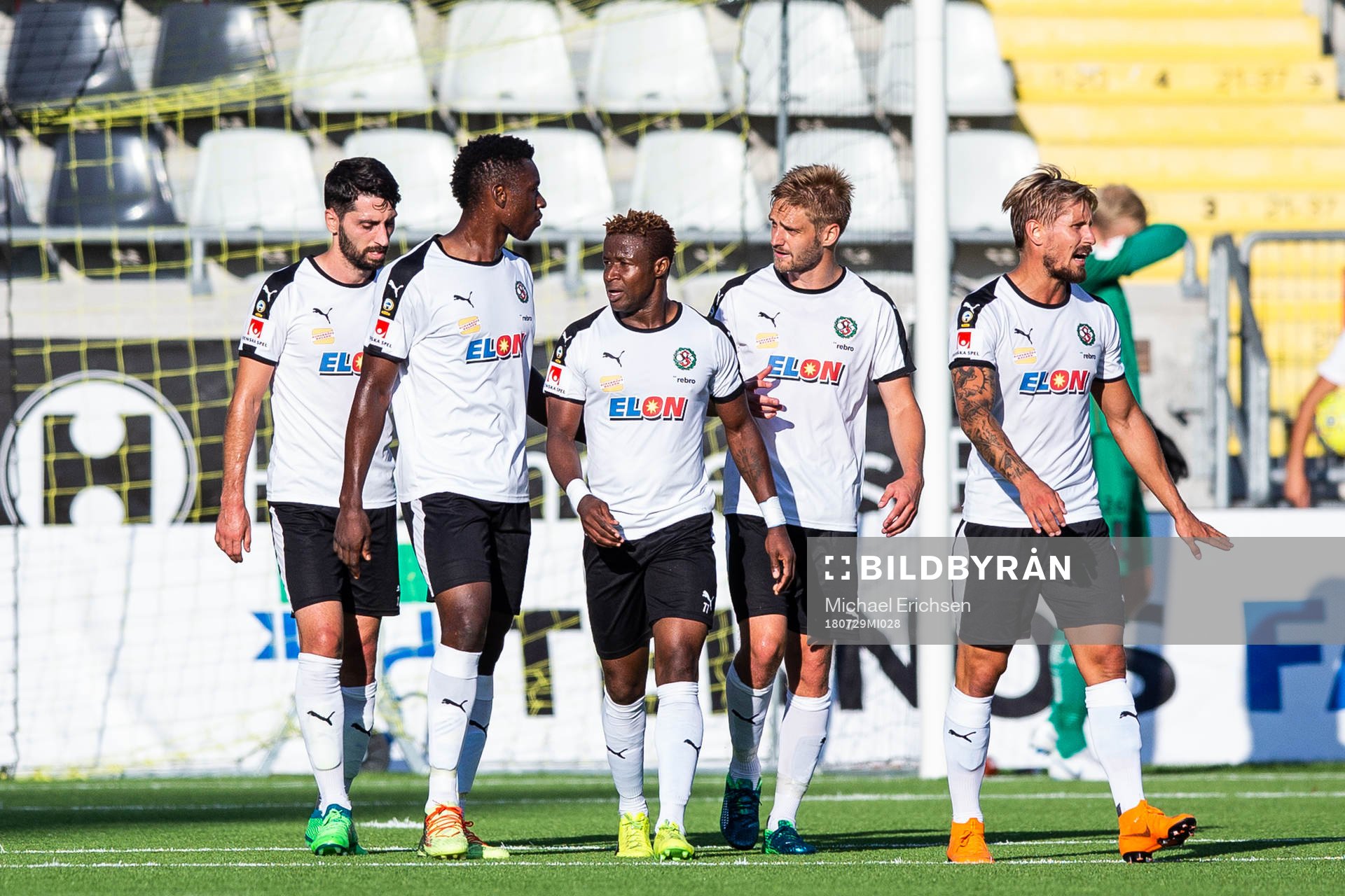 Örebros Kennedy Igboananike (mitten) jublar med lagkamrater efter att han kvitterat till 1-1 under fotbollsmatchen i allsvenskan mellan Häcken och Örebro den 29 juli 2018 i Göteborg.