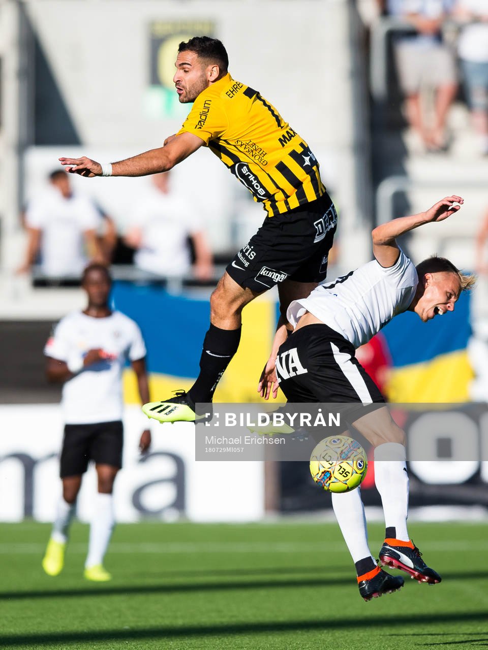 Häckens Mervan Celik i kamp med Örebros Sebastian Ring under fotbollsmatchen i allsvenskan mellan Häcken och Örebro den 29 juli 2018 i Göteborg.