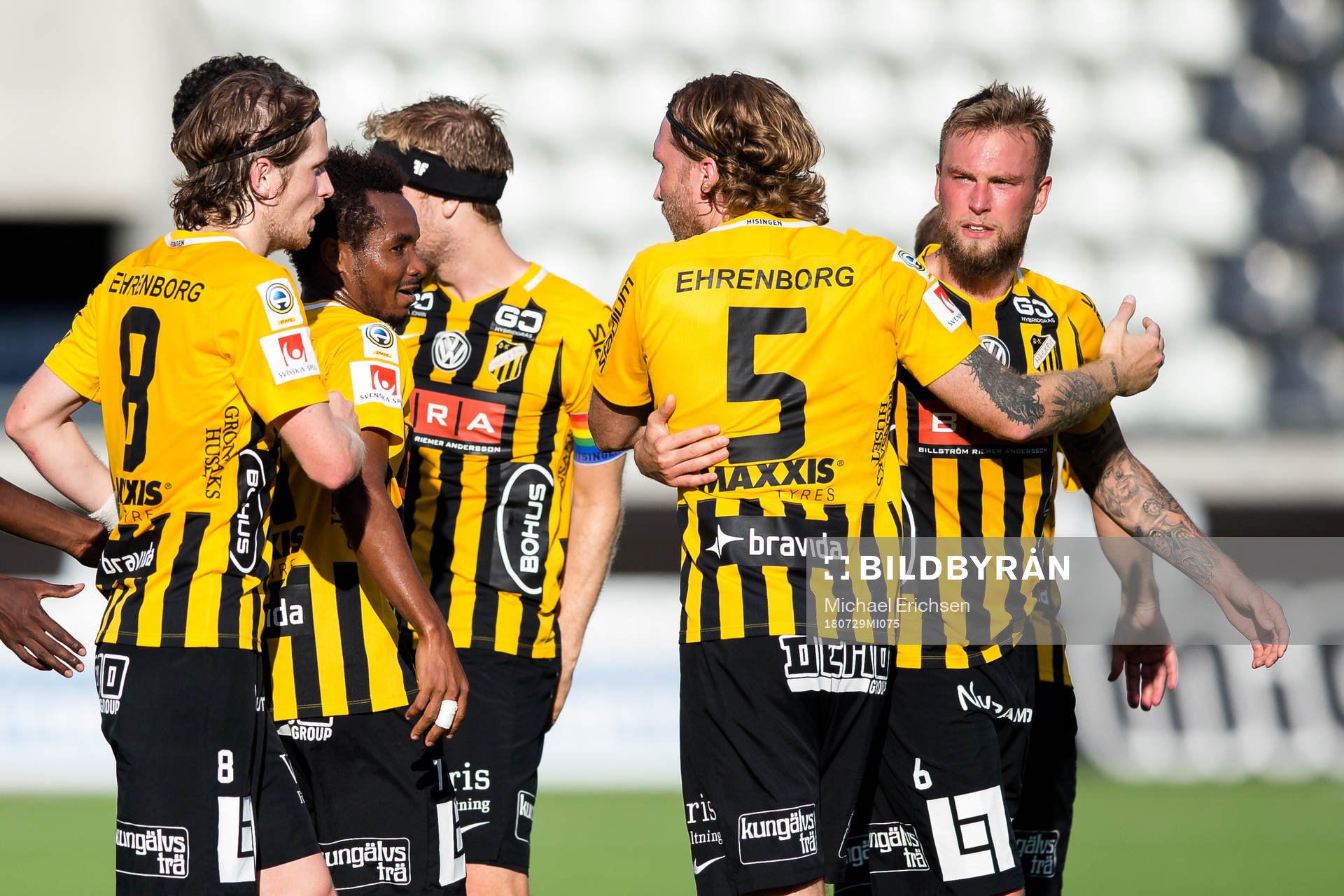 Häckens Alexander Faltsetas jublar ihop med lagkamrater