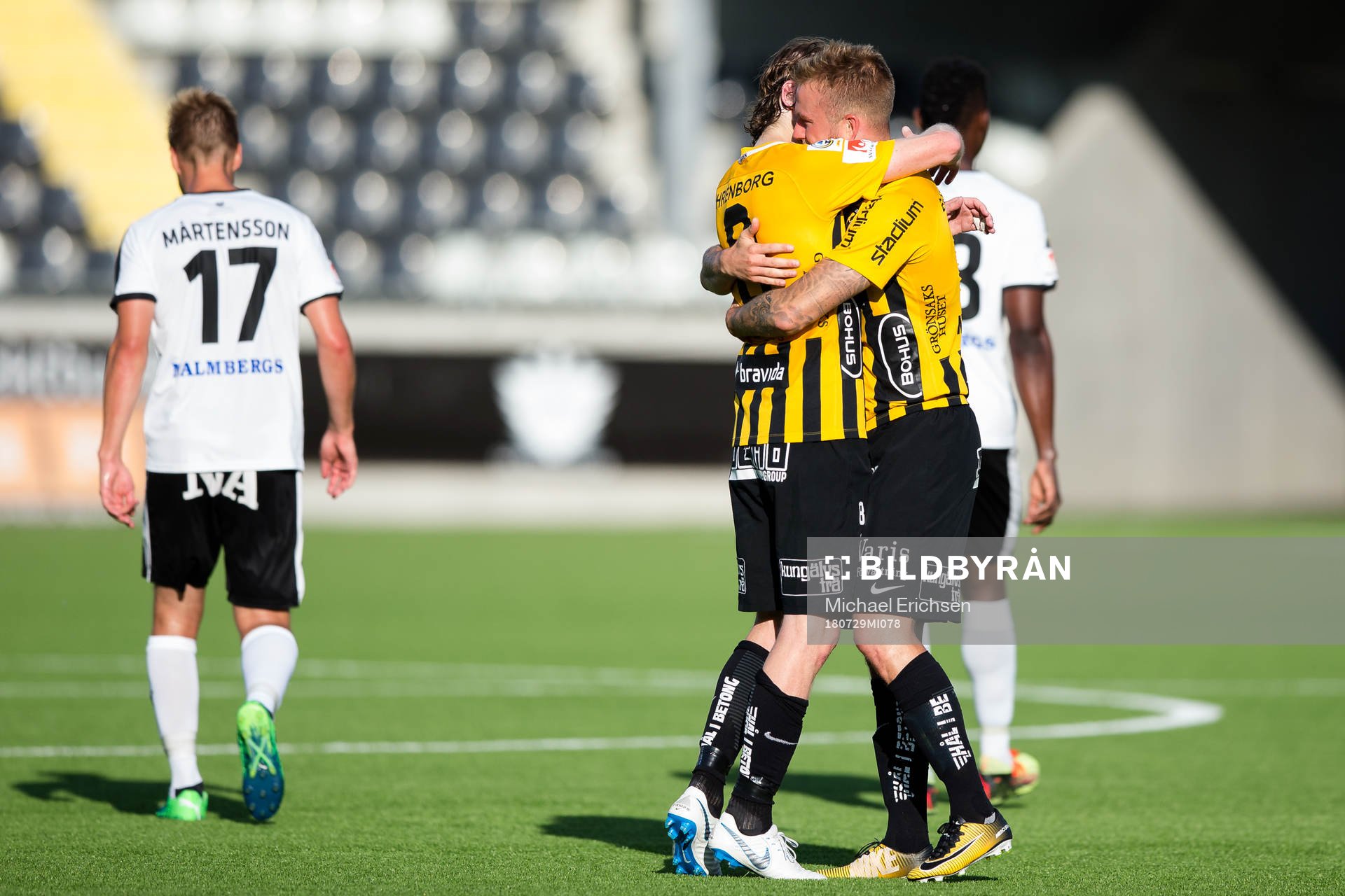 Häckens Alexander Faltsetas jublar ihop med Erik Friberg