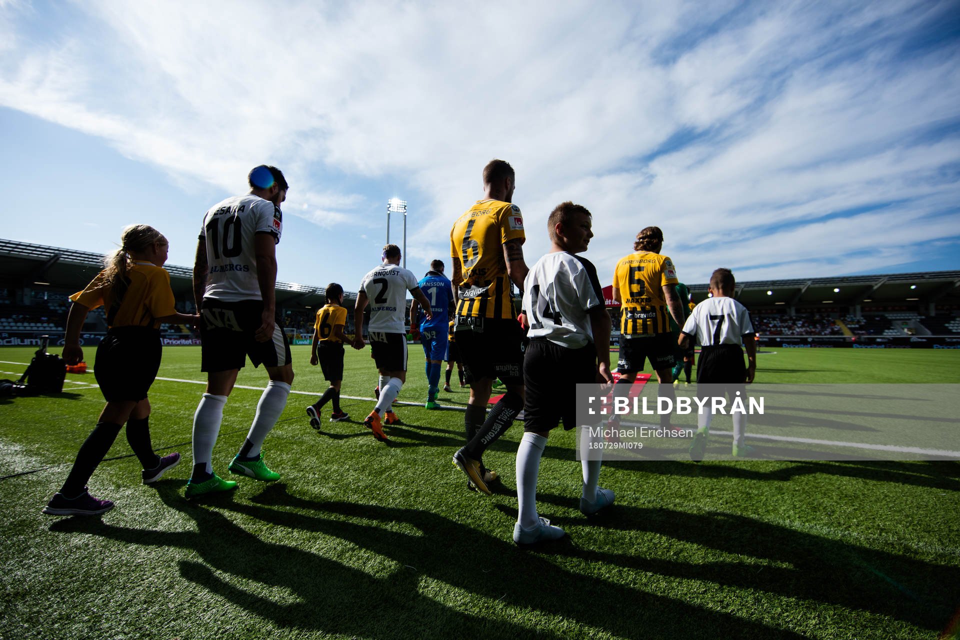 Örebros Nahir Besara och Häckens Alexander Faltsetas på väg in till line up innan fotbollsmatchen i allsvenskan mellan Häcken och Örebro den 29 juli 2018 i Göteborg.