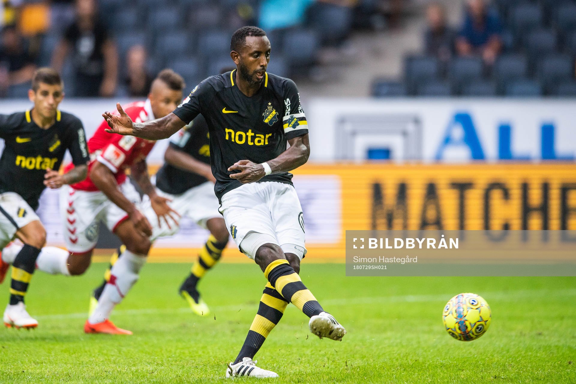 s Henok Goitom gör 1-0 på straff